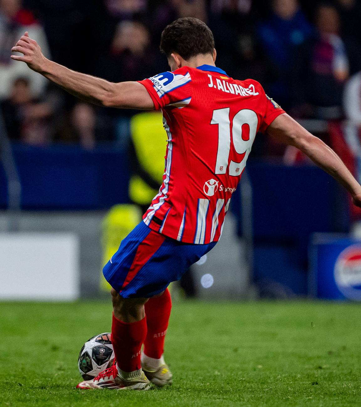 Atletico de Madrid - Real Madrid CF, Champions League, Elfmeterschießen: Julian Alvarez (Atletico) rutscht bei seinem Schuss das Standbein weg.