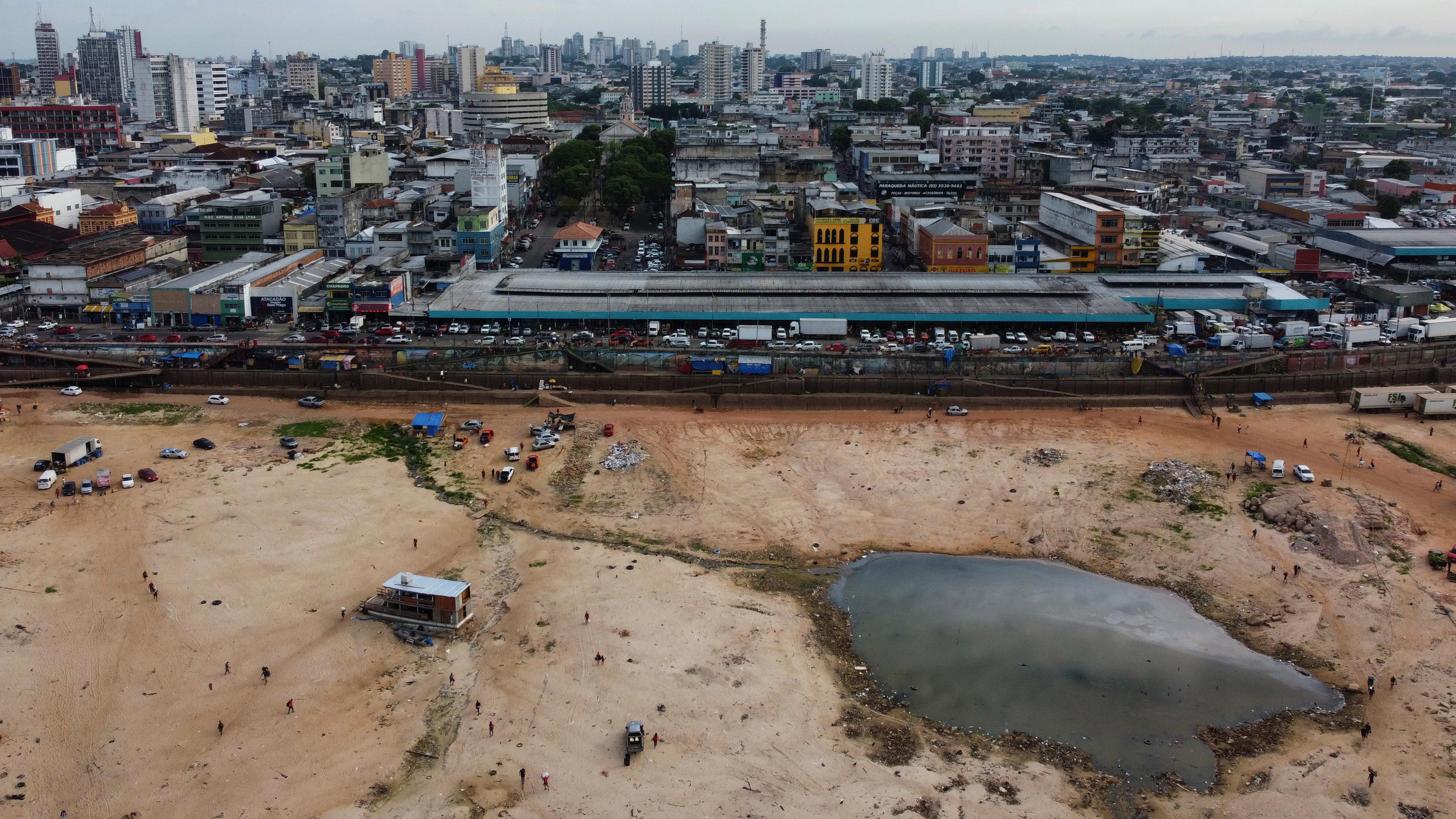 Ein Teil des Rio Negro ist am Hafen von Manaus aufgrund einer schweren Dürre ausgetrocknet. 