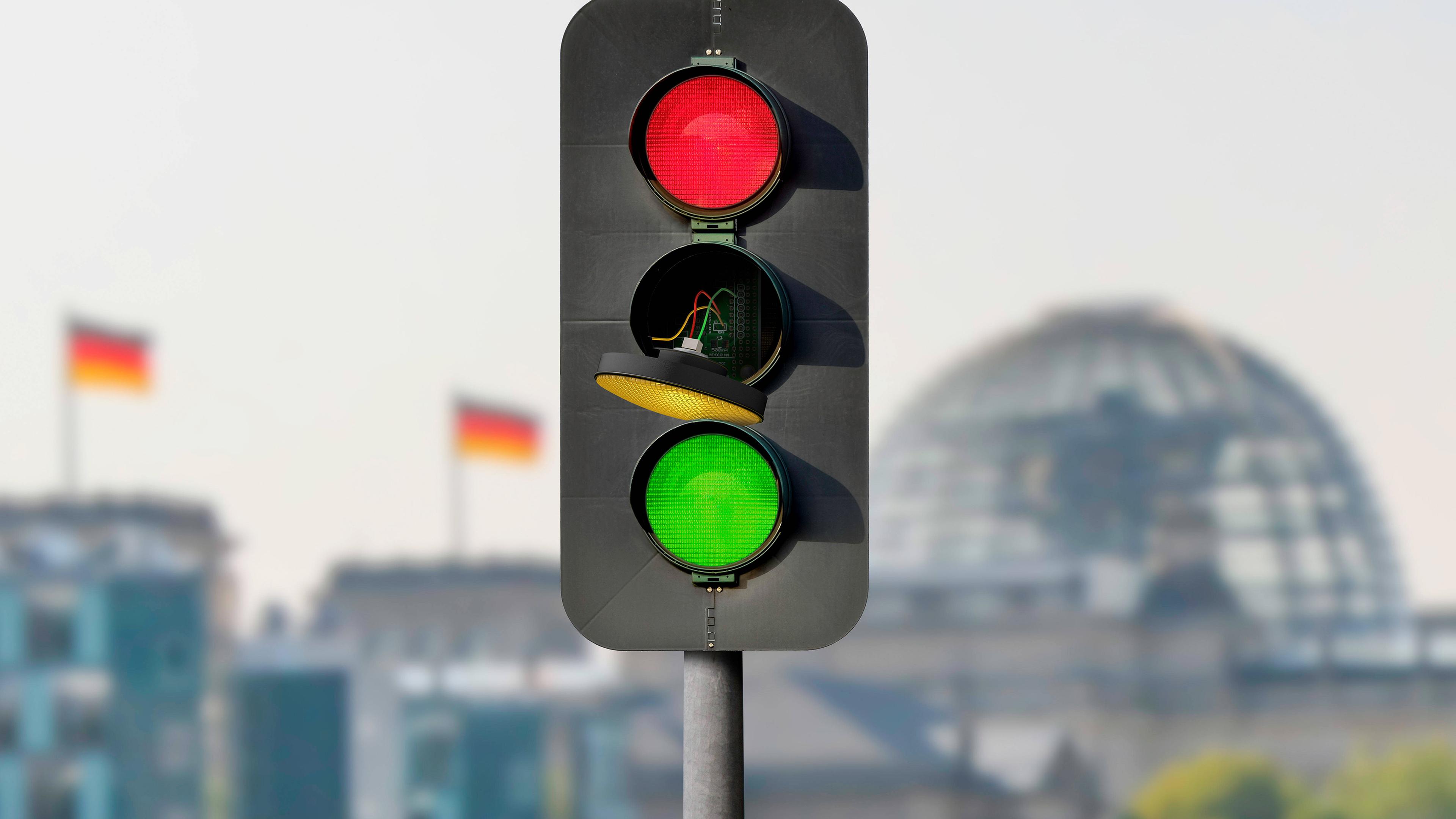 Kaputte Ampel vor Bundestagsgebäude