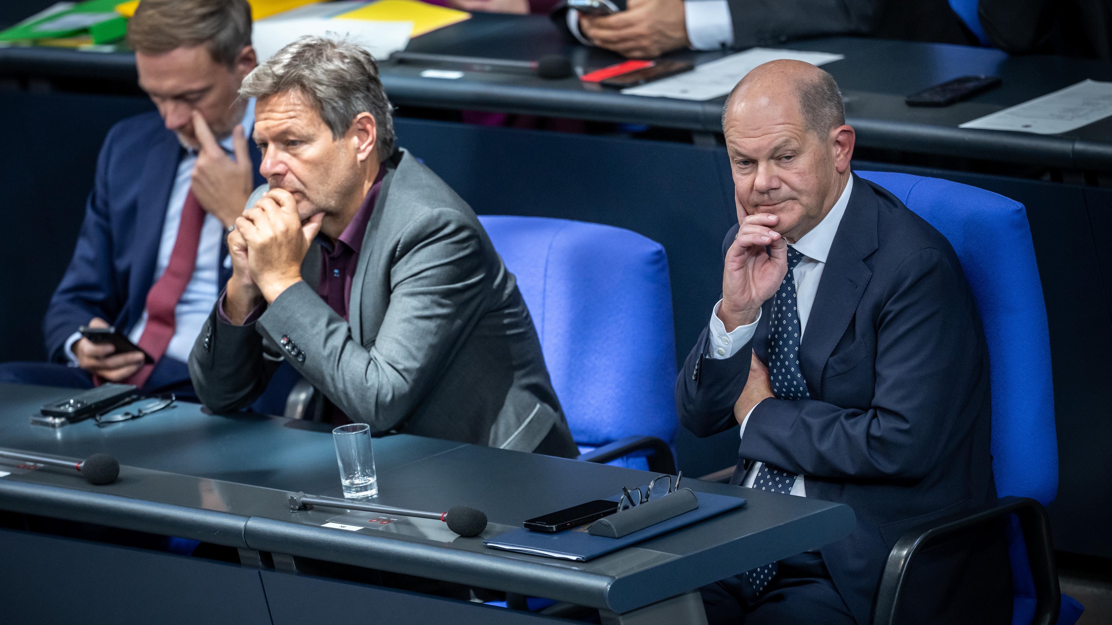 16.10.2024, Berlin: Bundeskanzler Olaf Scholz (SPD), verfolgt die Debatte neben Robert Habeck (Bündnis 90/Die Grünen), Bundesminister für Wirtschaft und Klimaschutz, und Christian Lindner (FDP), Bundesminister der Finanzen, nach einer Regierungserklärung zum EU-Gipfel im Bundestag.