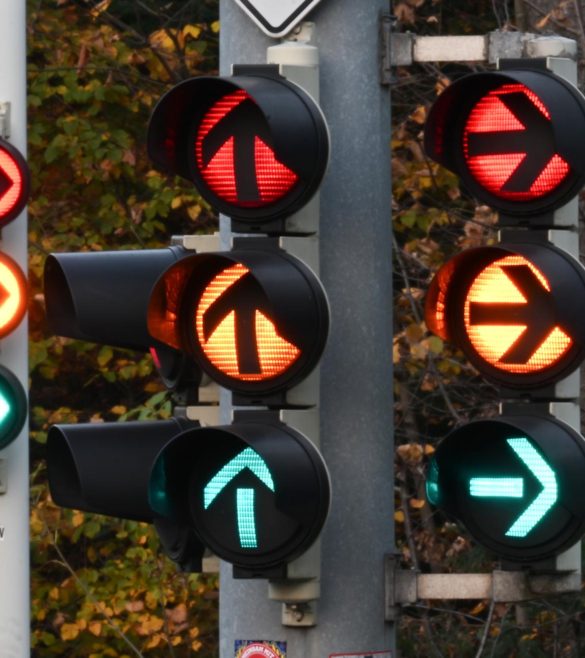 Baden-Württemberg, Stuttgart: Verkehrsampeln leuchten in rot, grün und gelb