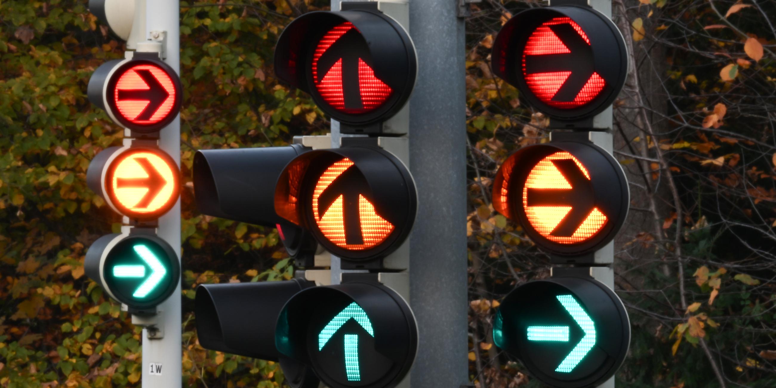 Baden-Württemberg, Stuttgart: Verkehrsampeln leuchten in rot, grün und gelb