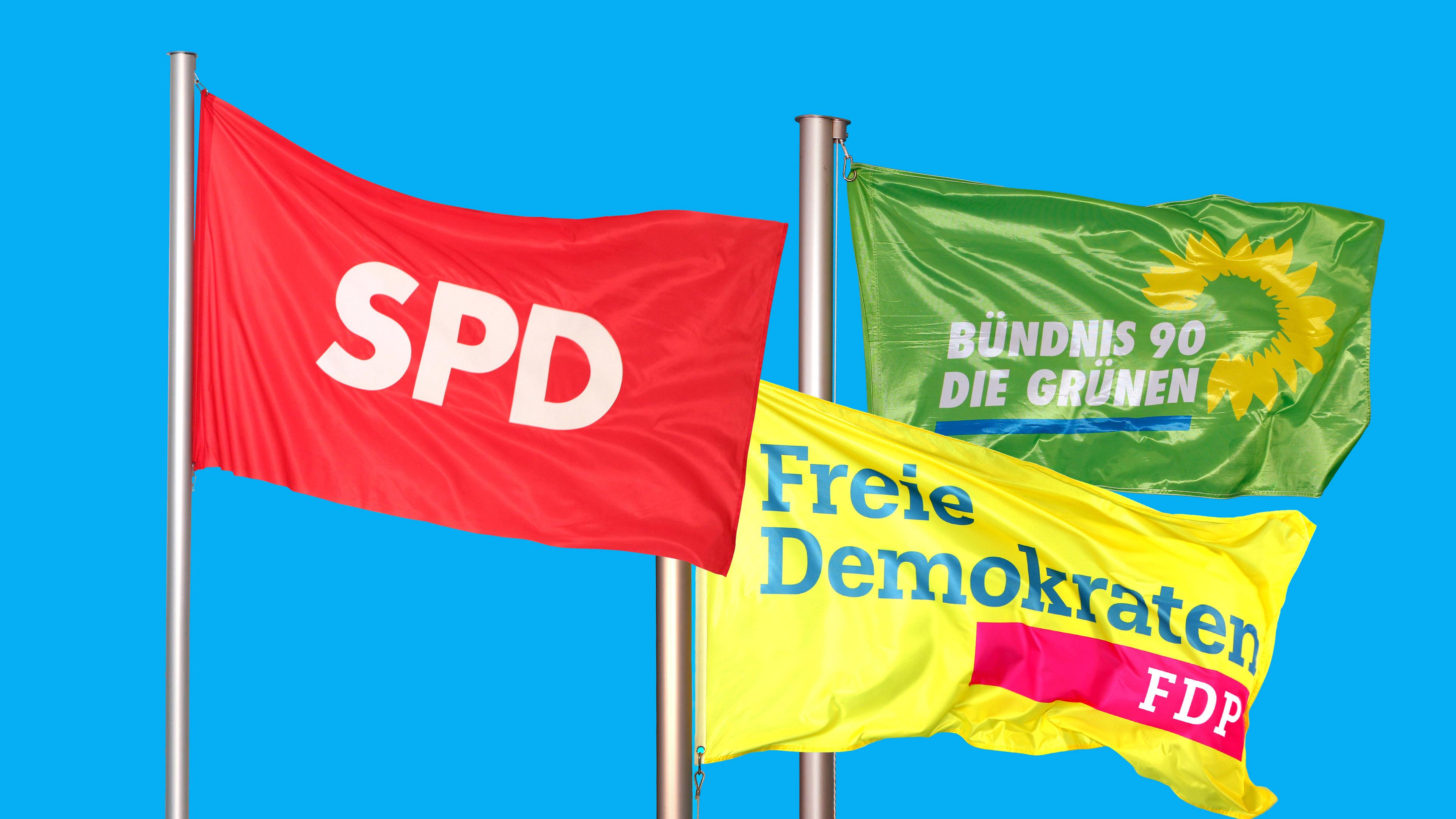 wehende flaggen von spd, fdp und buendnis 90/die gruenen - symbolfoto: ampelkoalition