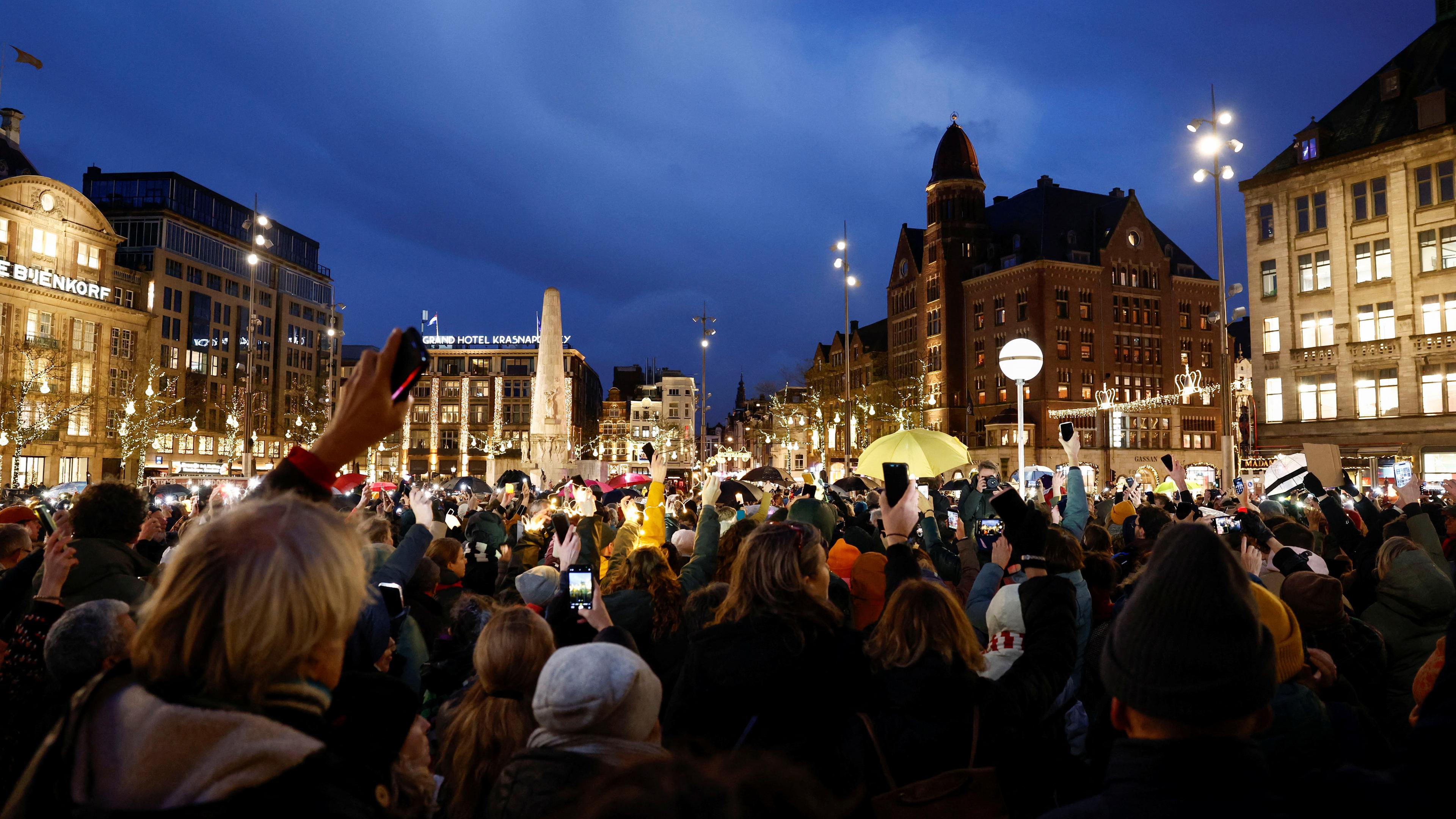 In Amsterdam haben erneut Tausende gegen Diskriminierung, Rassismus und Islam-Hass demonstriert. 