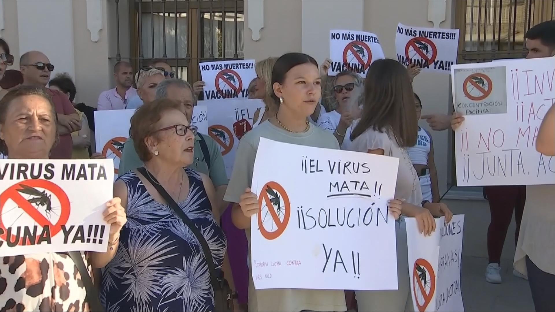 Demonstranten in Sevilla, die für Impfungen gegen das West-Nil-Virus auf die Straße gehen