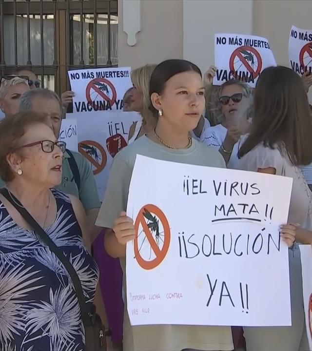 Demonstranten in Sevilla, die für Impfungen gegen das West-Nil-Virus auf die Straße gehen