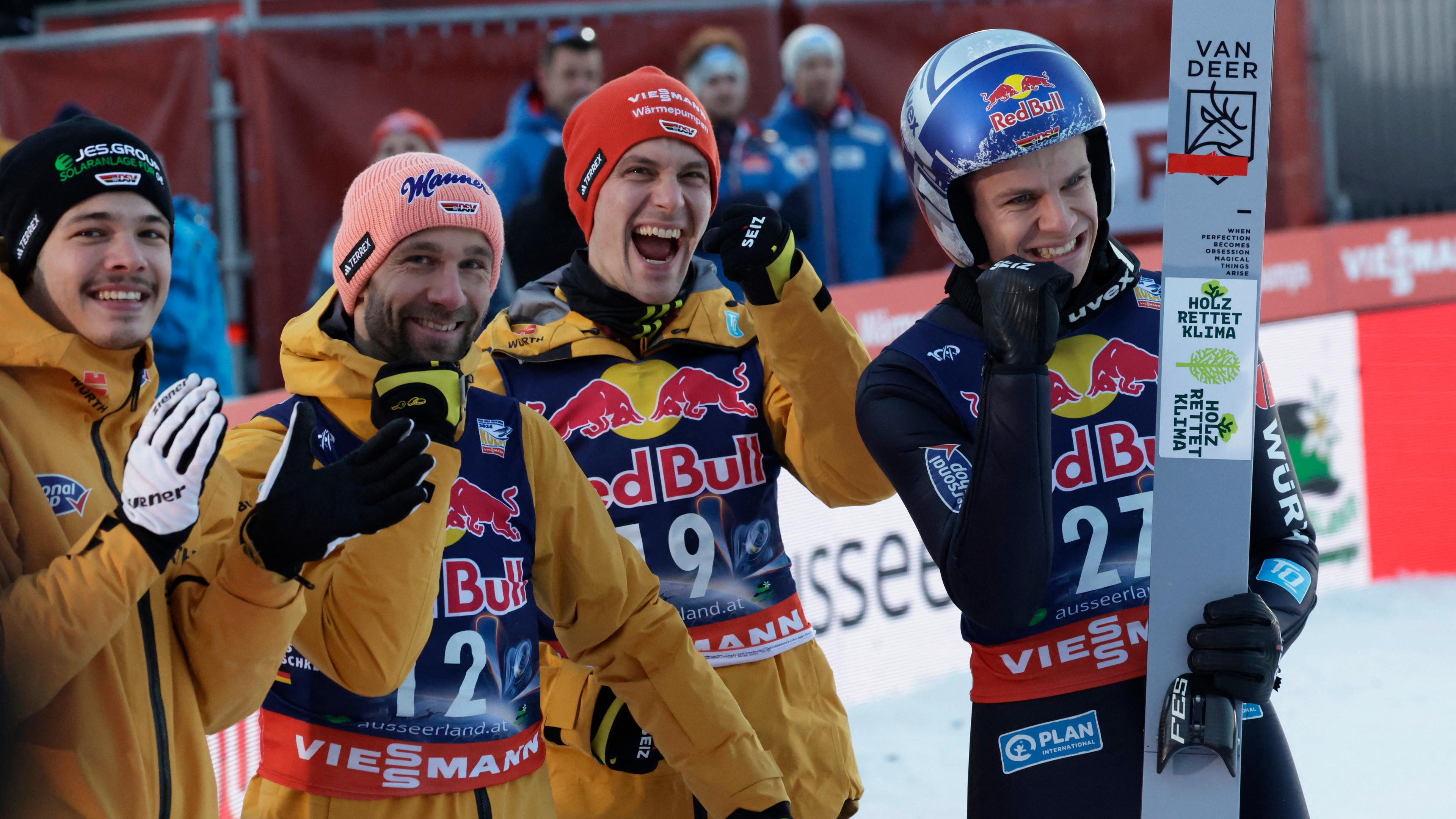 Die deutschen Skispringer jubeln über Andreas Wellingers gelungenen dritten Durchgang bei der Skiflug WM am 27.01.2024.