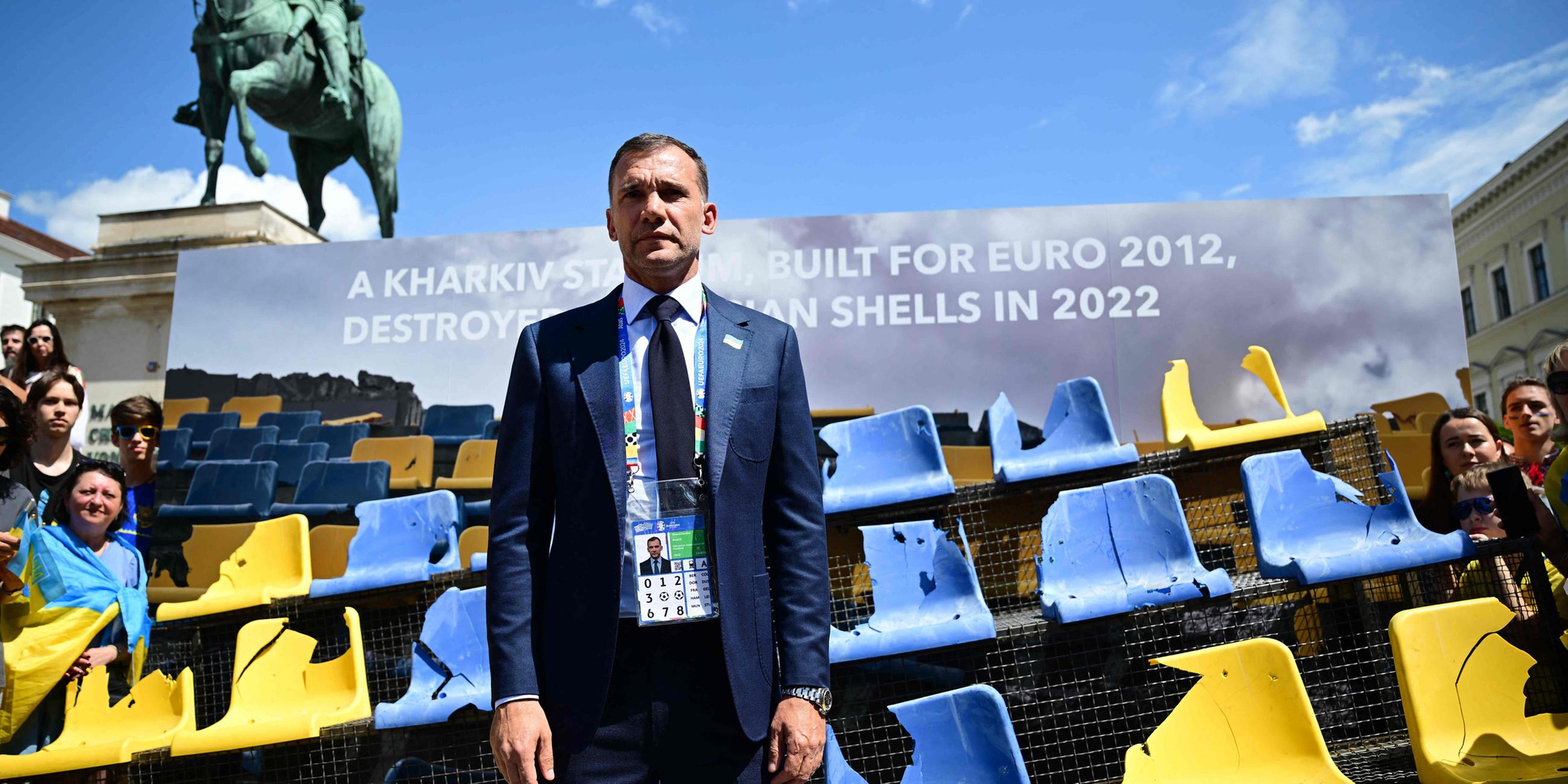 Der Präsident des ukrainischen Fußballverbands Andriy Shevchenko posiert vor einer Installation beschädigter Sitze in den Farben der Ukraine aus dem Sonyachny-Fußballstadion in Charkiw.