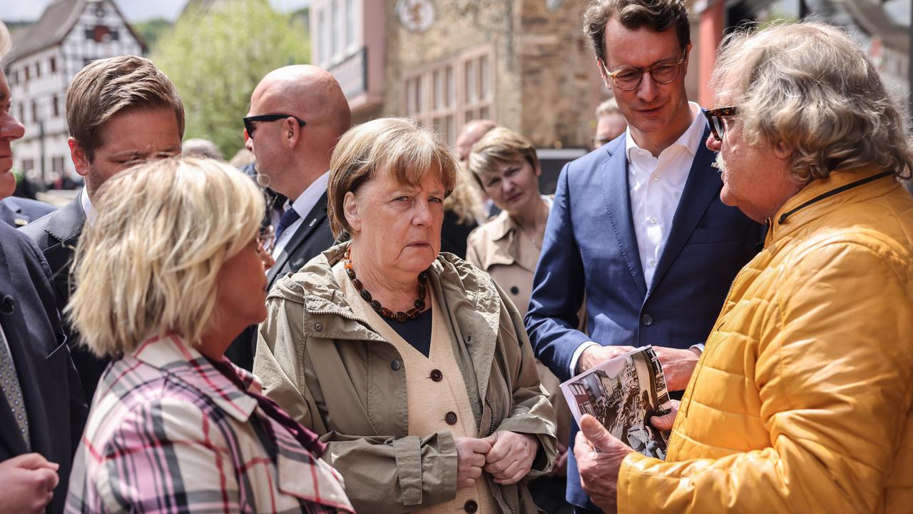 Rückkehr Ins Flutgebiet: Merkel Besucht Bad Münstereifel - ZDFheute