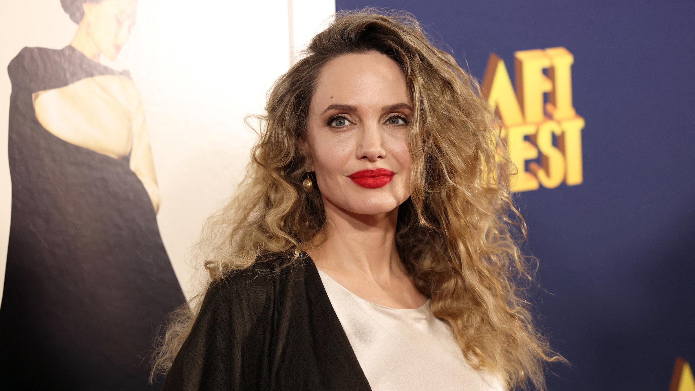 Bei der Premiere ihres neuen Films "Maria" im TCL Chinese Theatre in Los Angeles begeisterte Angelina Jolie mit ihrem neuen Locken-Look und einem beige-schimmernden Abendkleid. (28.10.2024)