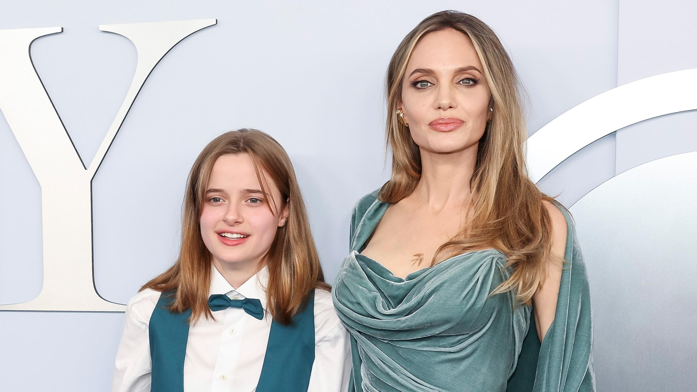 Angelina Jolie und Tochter Vivienne posierten in abgestimmten Outfits bei den Tony Awards in New York. Das von Jolie mitproduzierte Musical “The Outsiders“ erhielt vier Preise. (17.06.24)