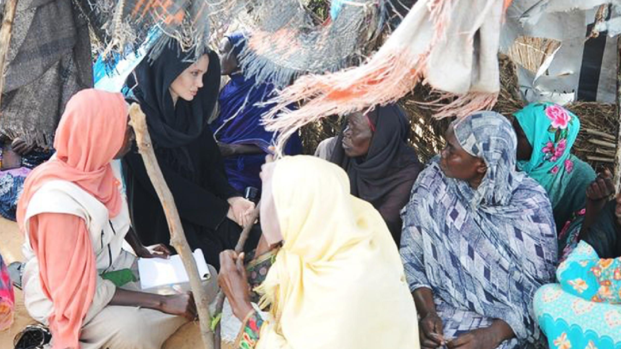 Angelina Jolie im Tschad mit sudaneischen Flüchtlingen.