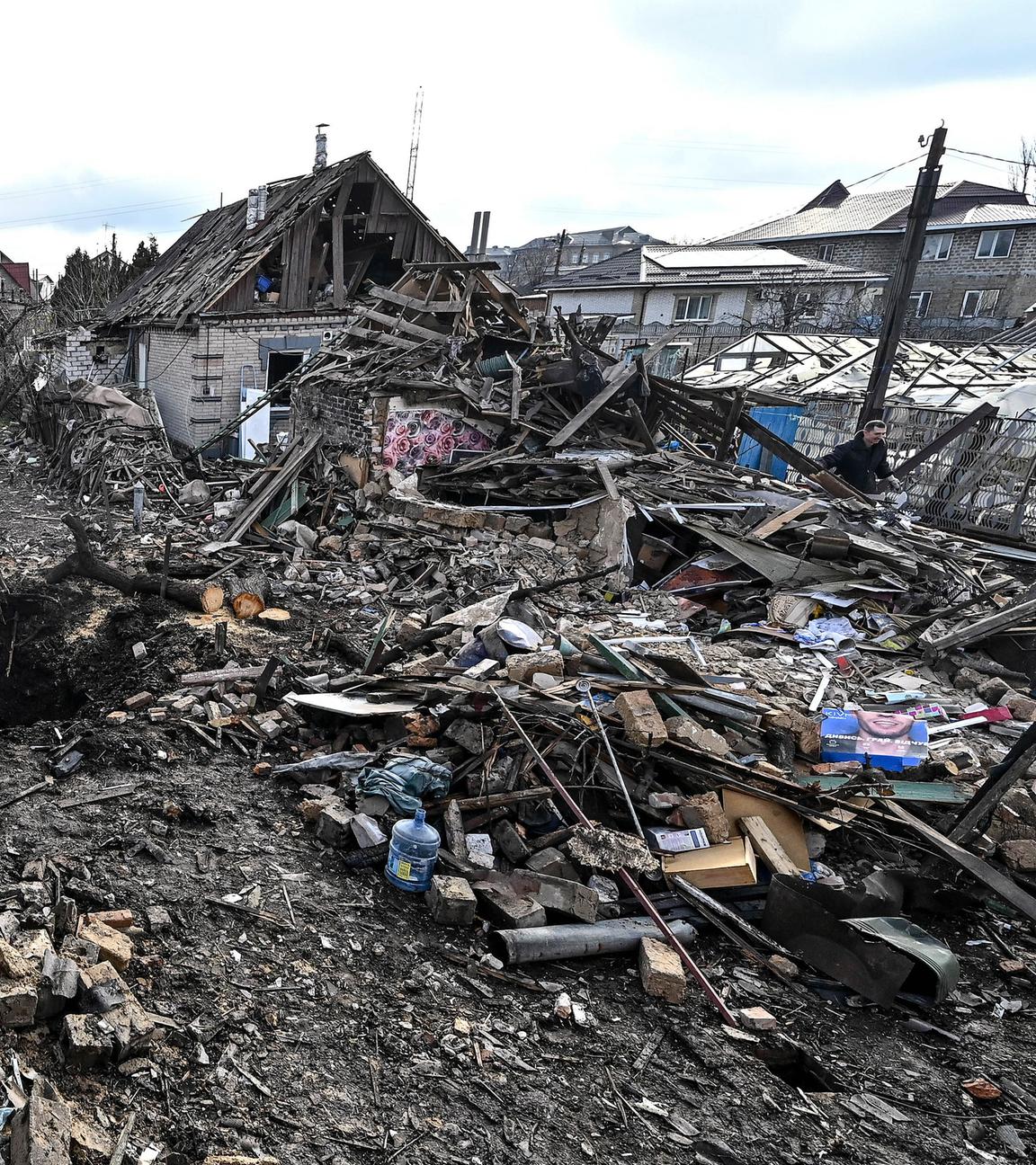 Zerstörte Häuser nach eines nächtlichen Angriffs russischer Shahed-Drohnen auf Saporischschja im Südosten der Ukraine, aufgenommen am 28.03.2024
