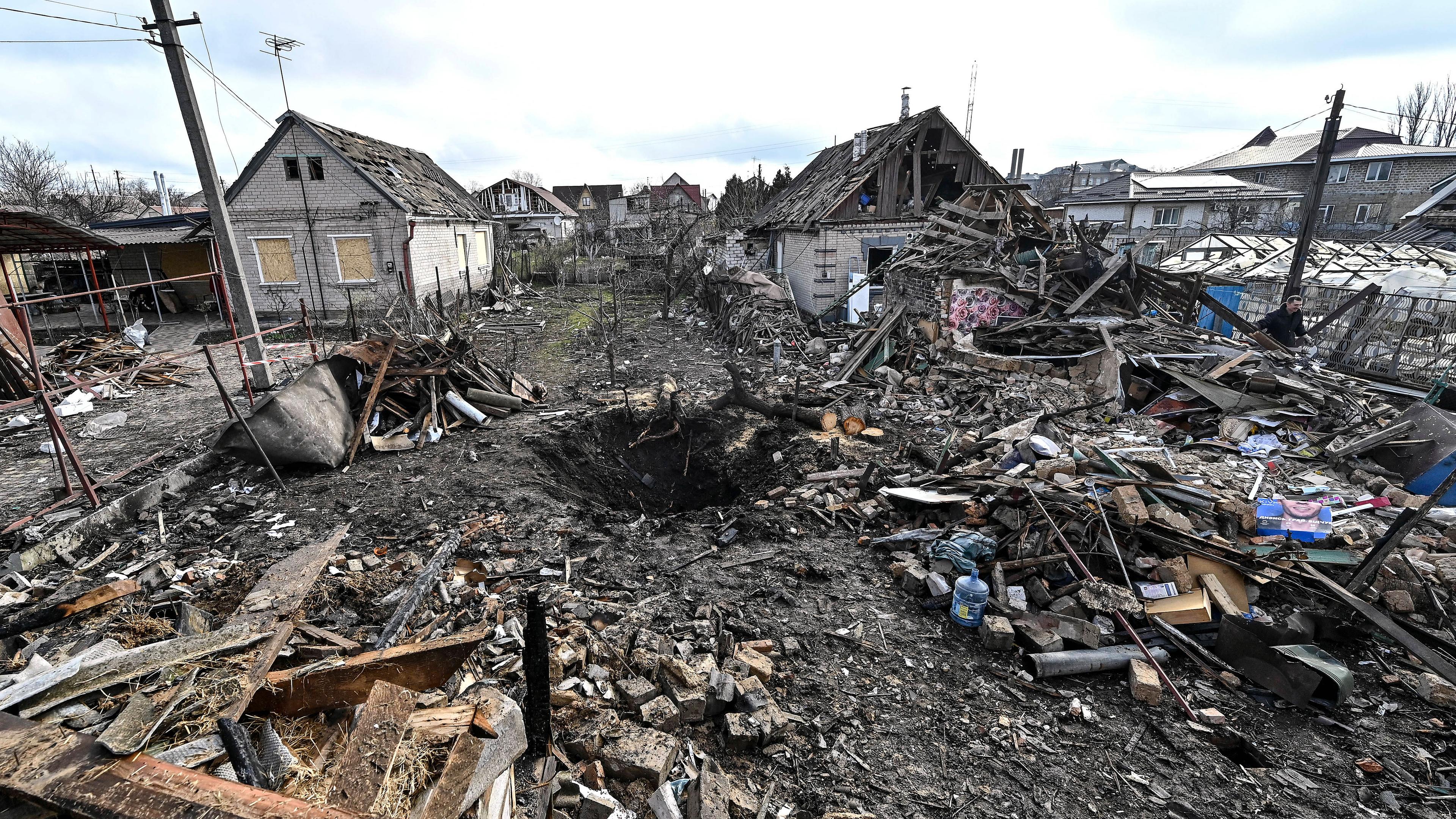 Zerstörte Häuser nach eines nächtlichen Angriffs russischer Shahed-Drohnen auf Saporischschja im Südosten der Ukraine, aufgenommen am 28.03.2024