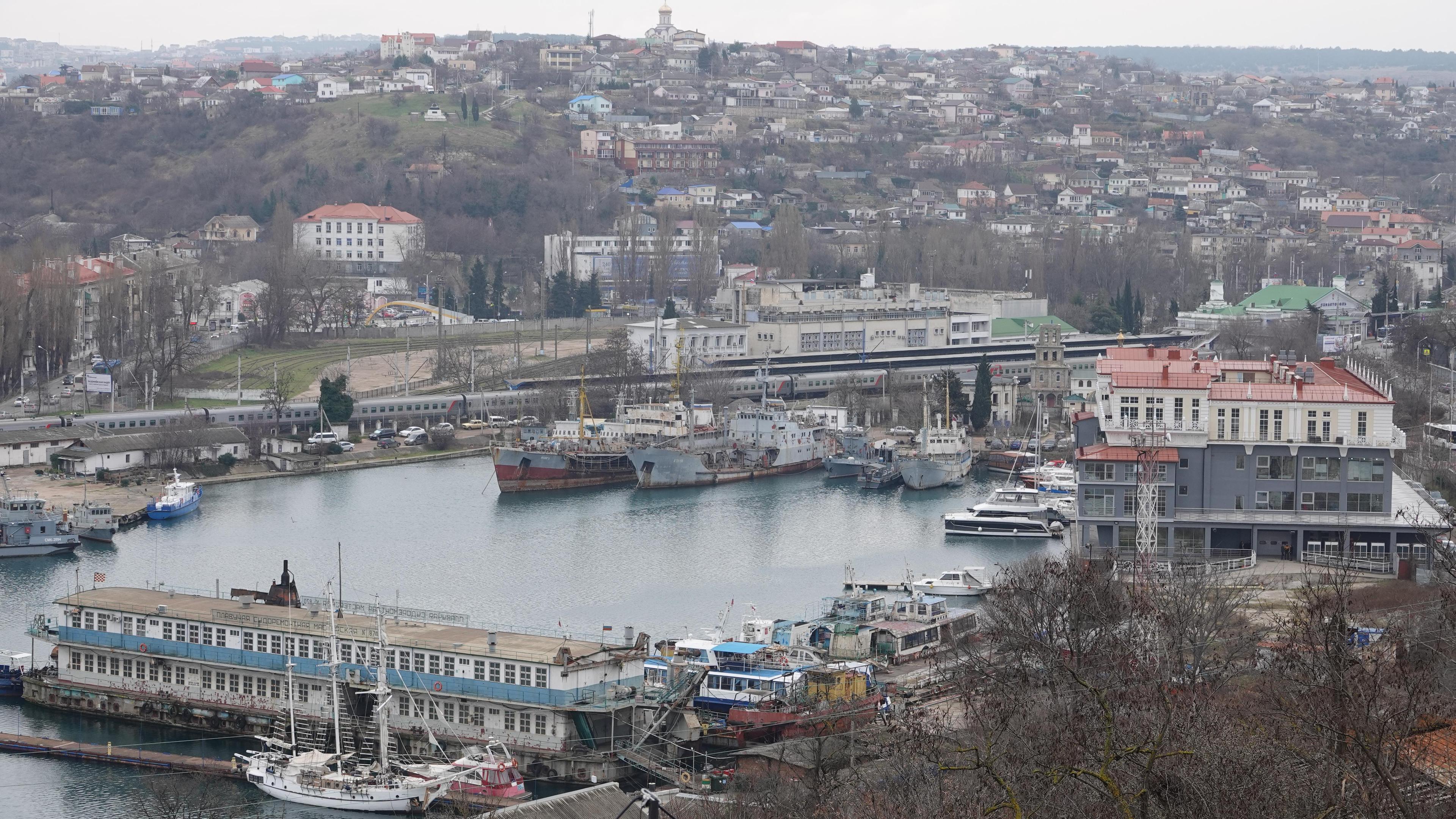 Blick auf die Hafenstadt Sewastopol in der seit 2014 von Russland annektierten Krim.