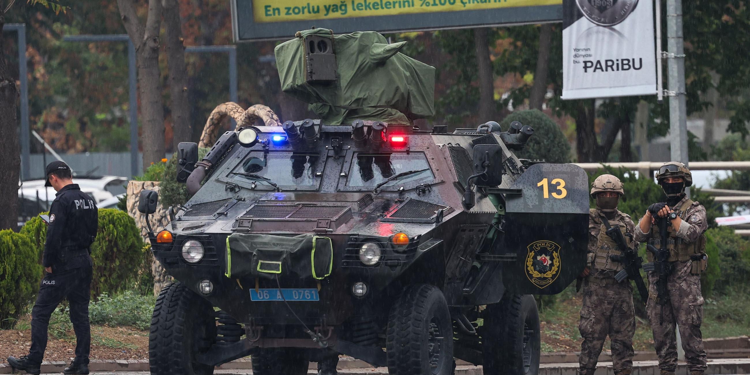 Bewaffnete Militärs neben einem Auto.