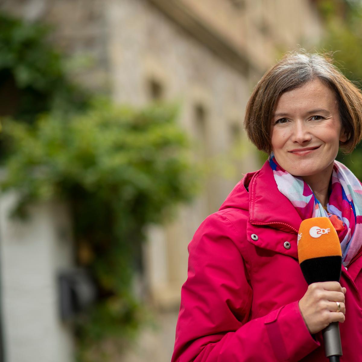 Anna Duda mit einem ZDF-Mikrofon.