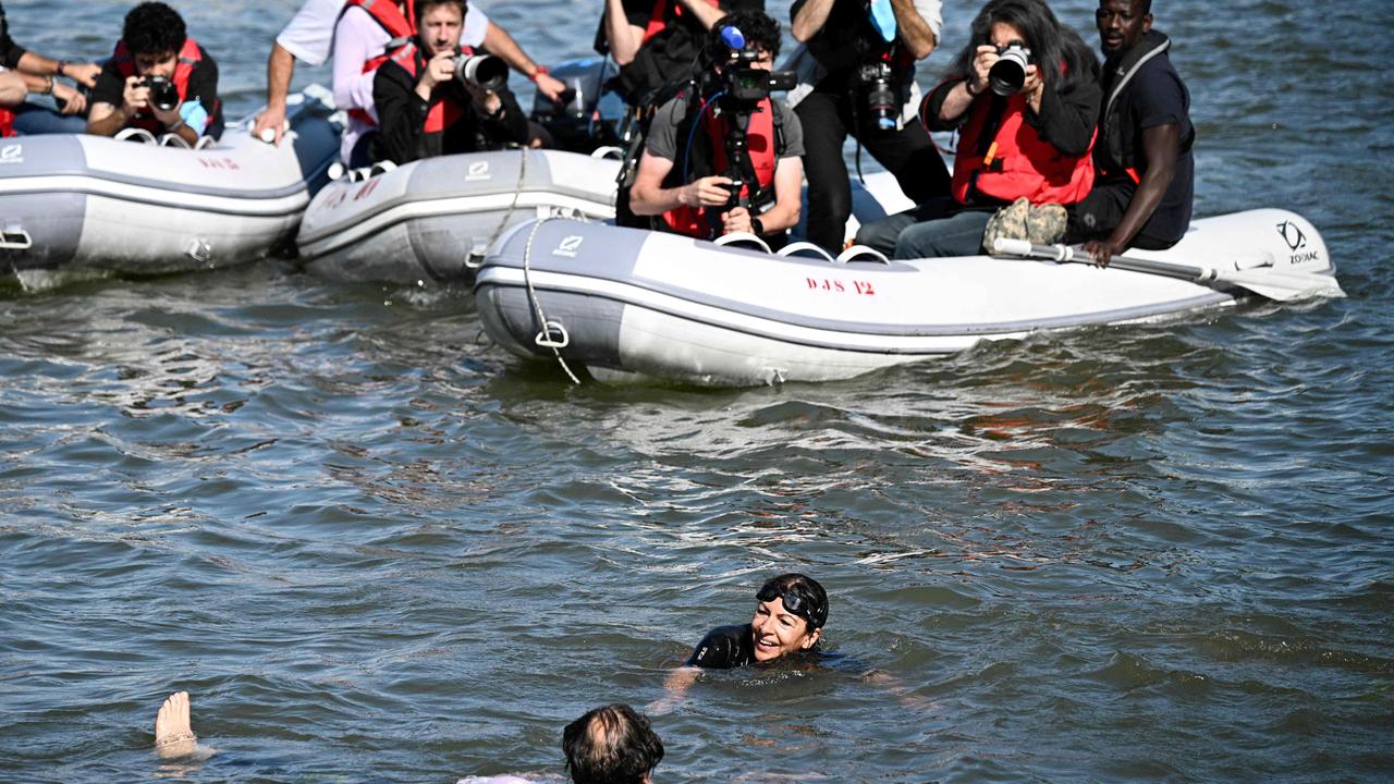 Anne Hidalgo, Bürgermeisterin von Paris, schwimmt in der Seine, aufgenommen am 17.07.2024