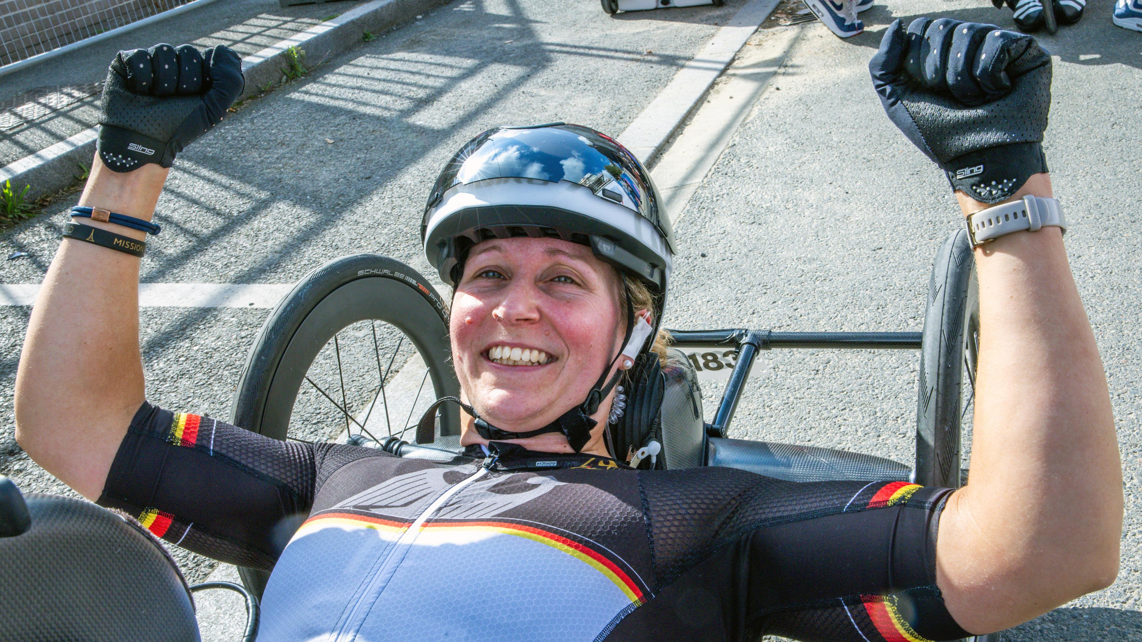 Annika Zeyen-Giles jubelt im Ziel nach dem Einzelzeitfahren.