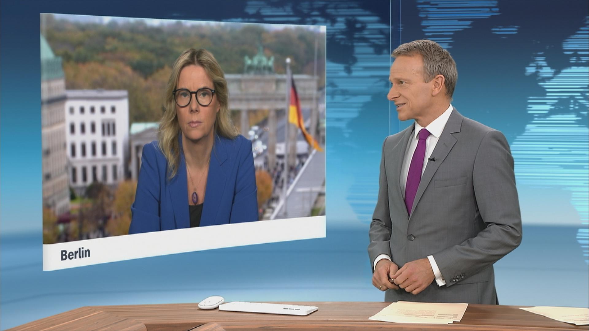 Reporterin Britta Buchholz, zugeschaltet aus Berlin, im Gespräch mit Moderator Carsten Rüger im Studio.