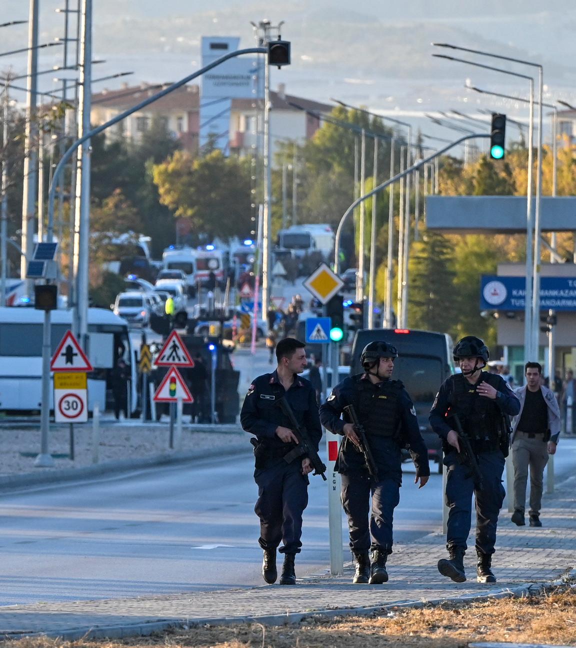 Notfall- und Sicherheitsteams werden am Mittwoch, 23. 10. 2024, außerhalb von Turkish Aerospace Industries Inc. am Stadtrand von Ankara, Türkei, eingesetzt.