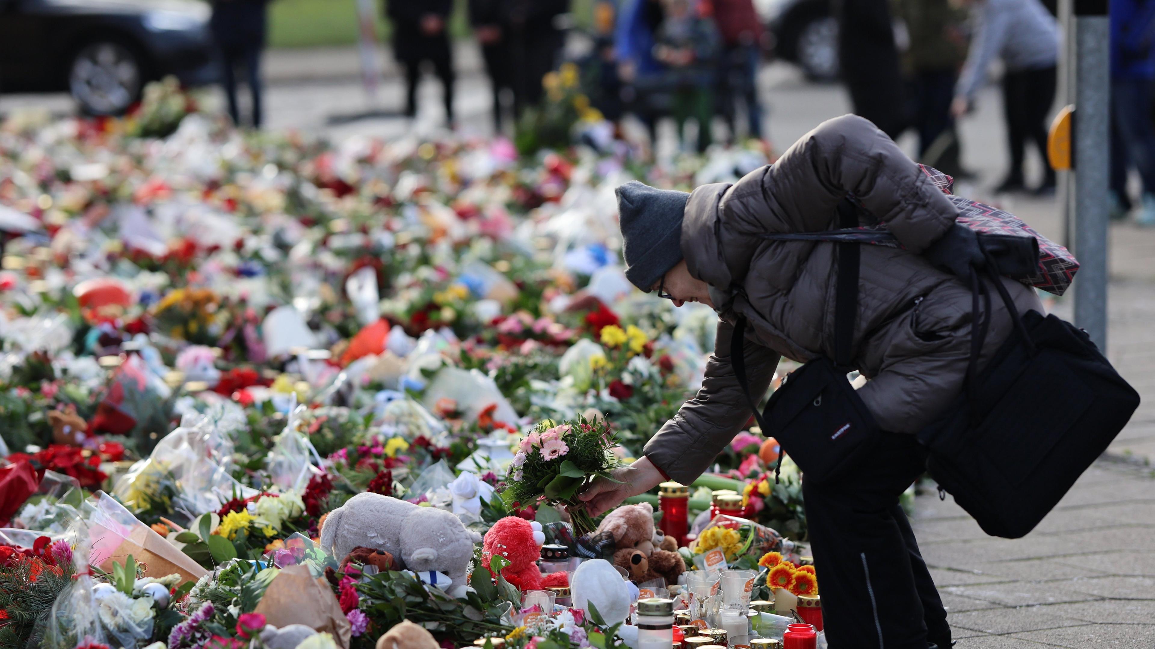 Sachsen-Anhalt, Magdeburg: Trauernde stehen vor der Johanniskirche, dem zentralen Gedenkort nach dem Anschlag auf dem Magdeburger Weihnachtsmarkt, und legen Blumen ab.