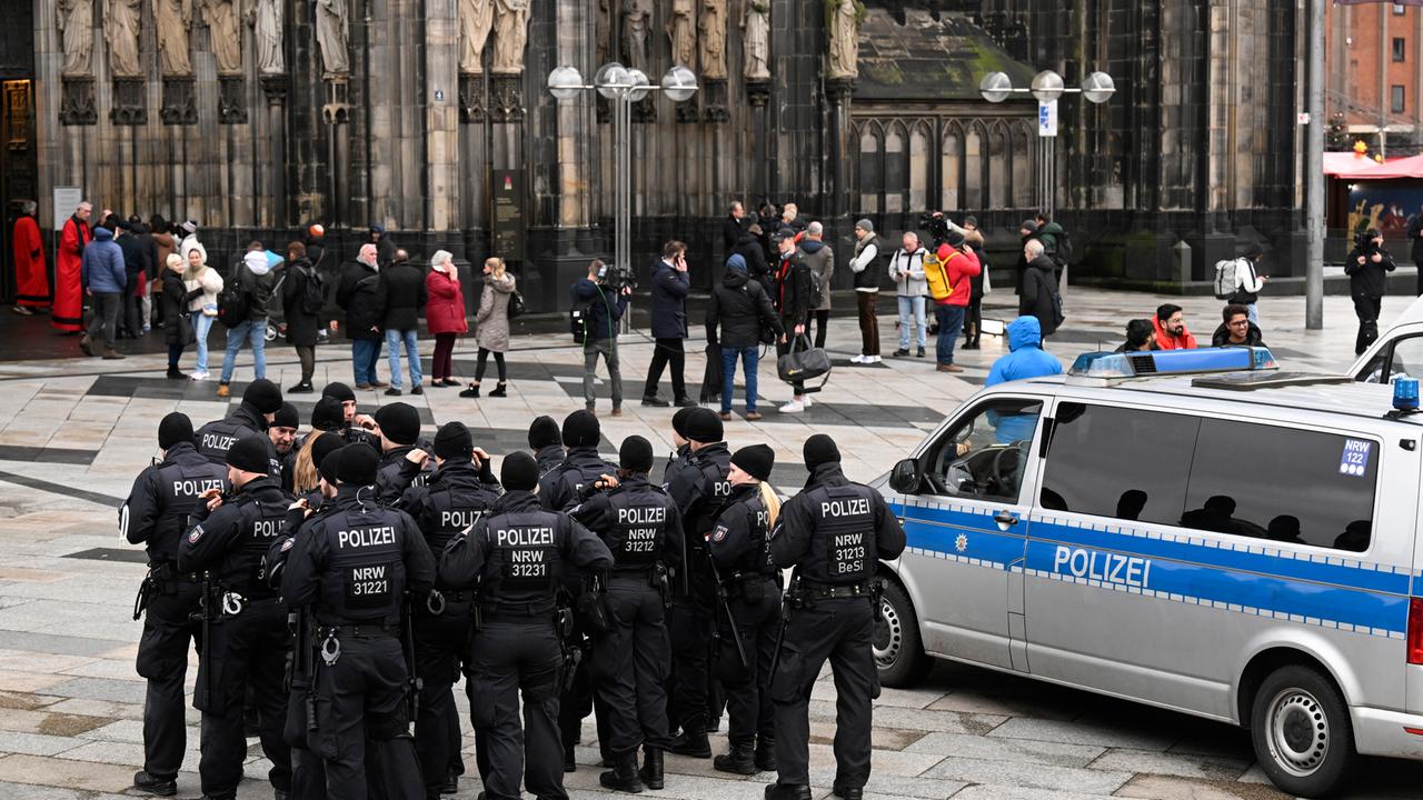 Köln Polizei Durchsucht Dom Mit Hunden Nach Gefahrenhinweis Zdfheute