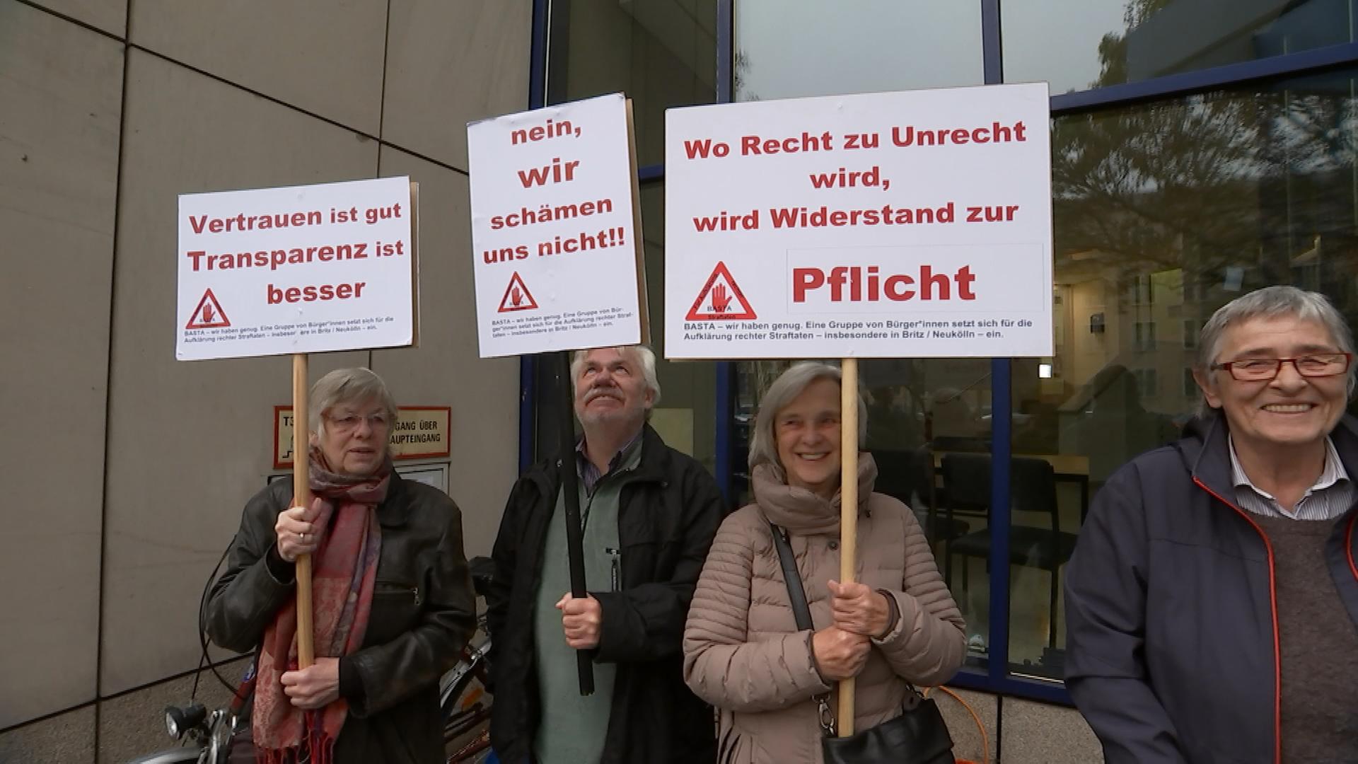 Opfer von Anschlägen in Berlin-Neukölln demonstrieren