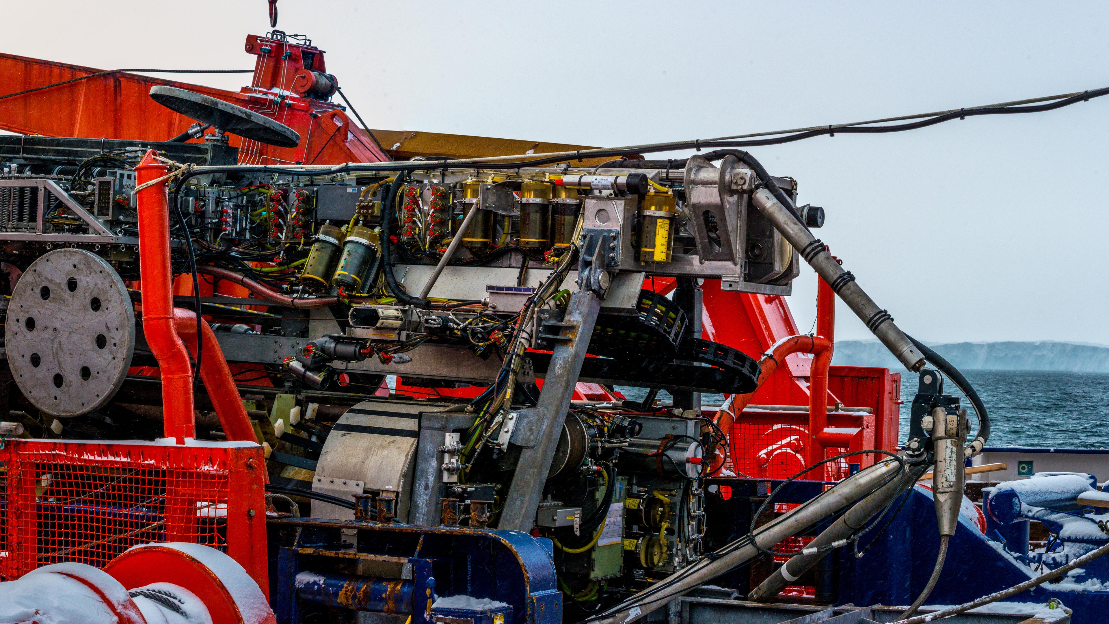Eine meterbreite Apparatur, ein spezieller Sediment-Bohrer, liegt an Deck des Forschungsschiffes Polarstern.