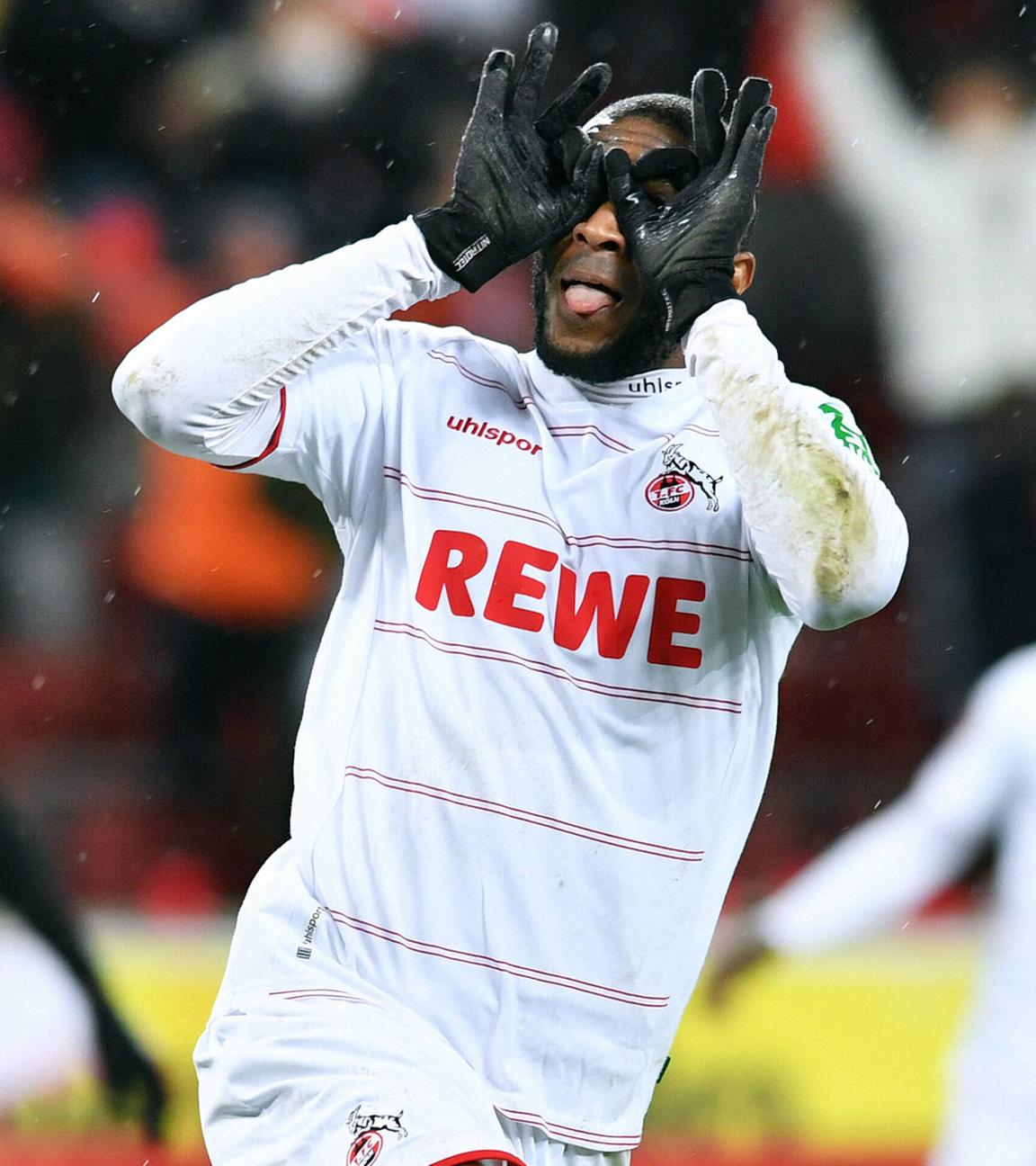 Fussball, Bundesliga, Deutschland, Herren, Saison 2021/2022, 23. Spieltag, Rhein Energie Stadion Köln, 1. FC Köln (weiss) - Eintracht Frankfurt (schwarz); Jubel Anthony Modeste (KOE) nach seinem Tor zum 1:0.