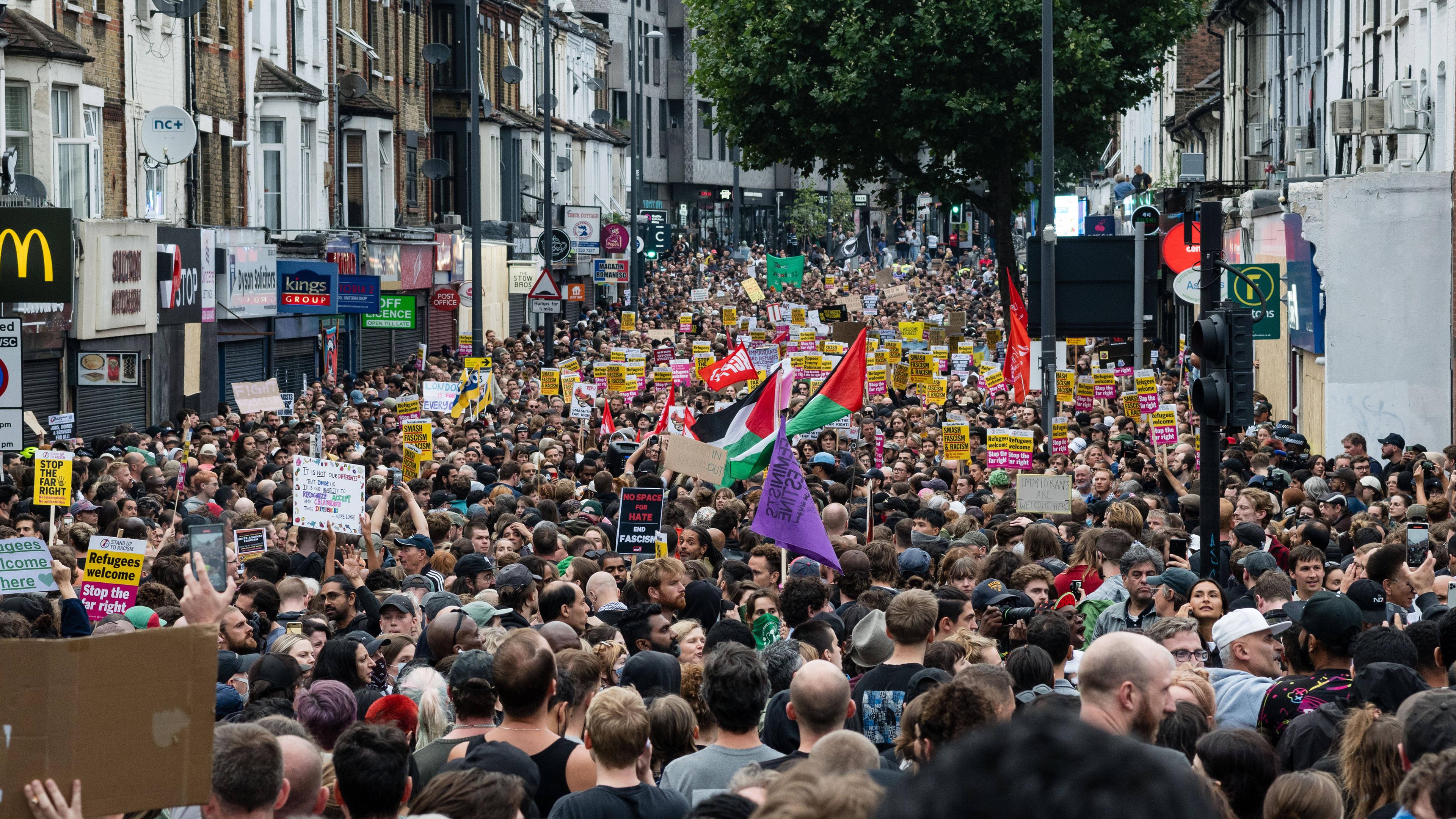 Demonstranten versammeln sich zu einer Gegendemonstration gegen einen von rechtsextremen Aktivisten aufgerufenen Anti-Einwanderungsprotest in Walthamstow, London, Großbritannien, am 7. August 2024. 