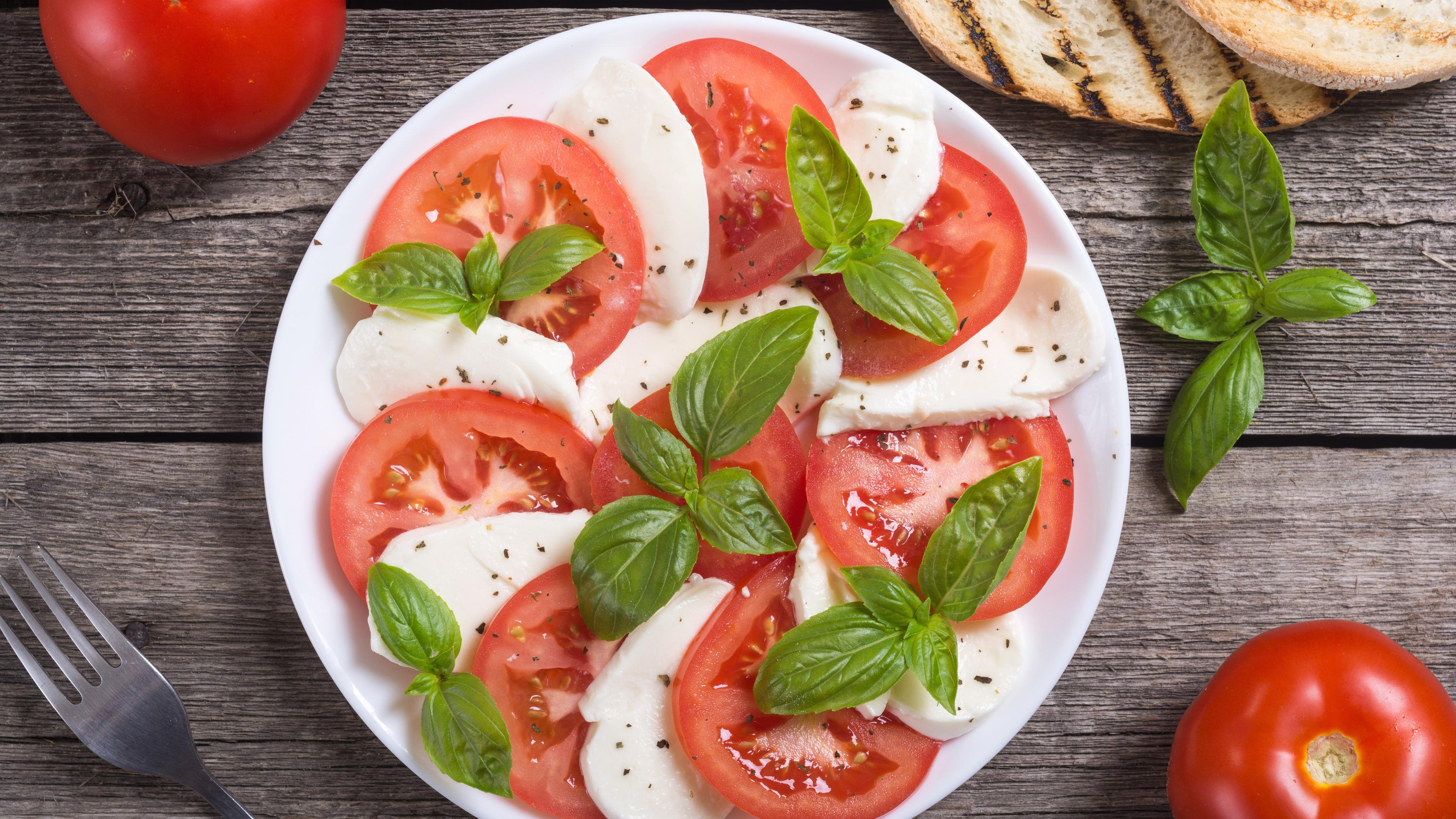 Caprese-Salat mit Tomate, Mozzarella und Basilikum