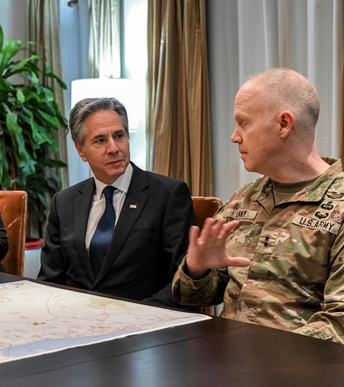 Irak: US-Außenminister Antony Blinken (Mitte) nimmt an einem Briefing mit Generalmajor der US-Armee Kevin Leahy (rechts), Kommandeur der Combined Joint Task Force „Operation Inherent Resolve“, im Hauptquartier der US-Botschaft in Bagdad