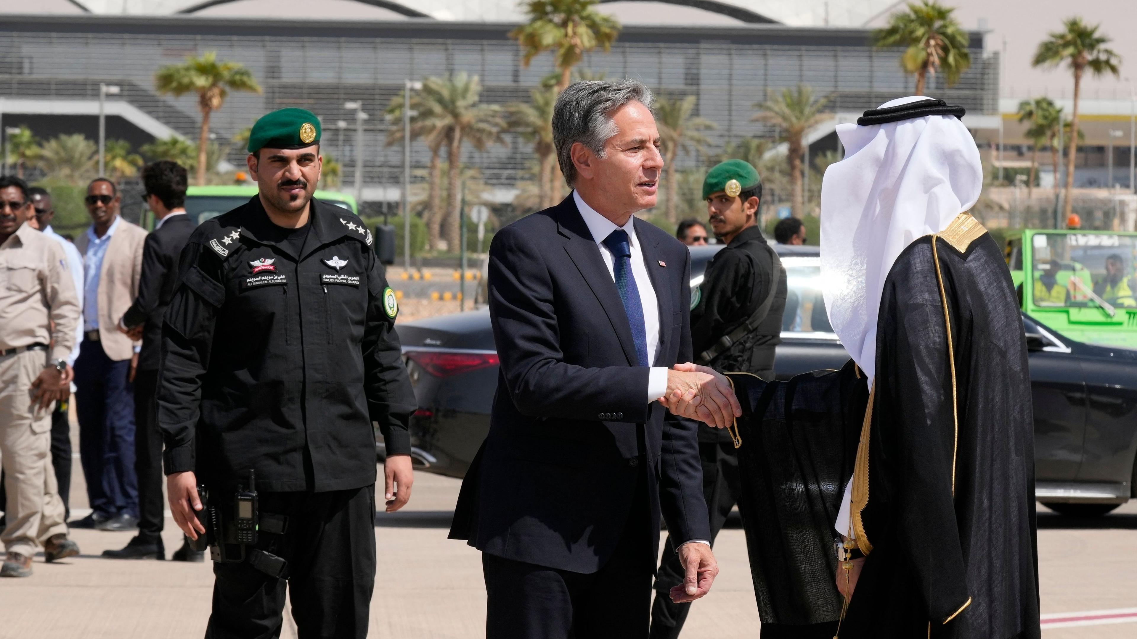 US-Außenminister Antony Blinken schüttelt einem saudischen Beamten die Hand