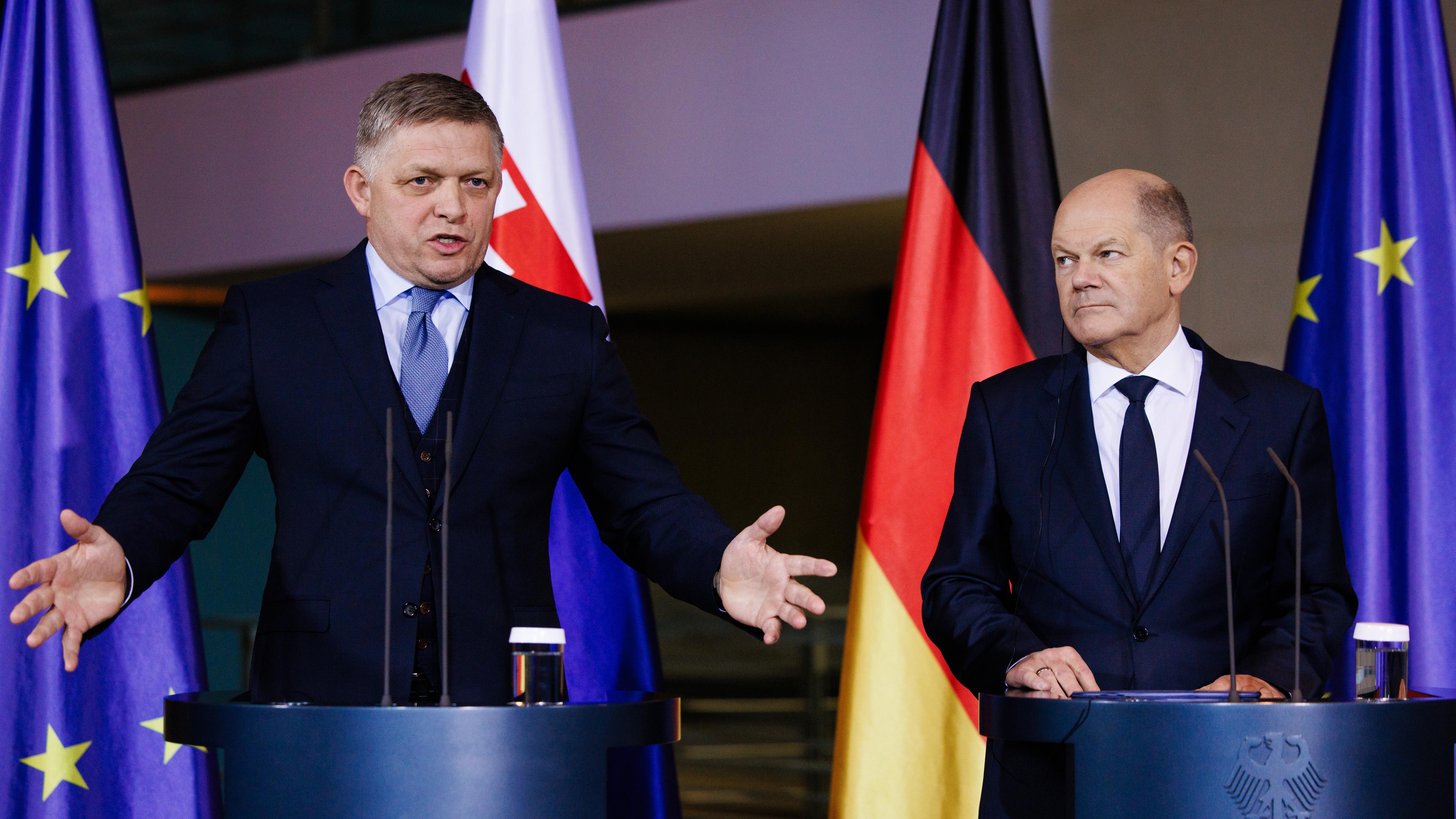 Der neue slowakische Ministerpräsident Fico gestikuliert neben Bundeskanzler Scholz bei seinem Antrittsbesuch in Deutschland.