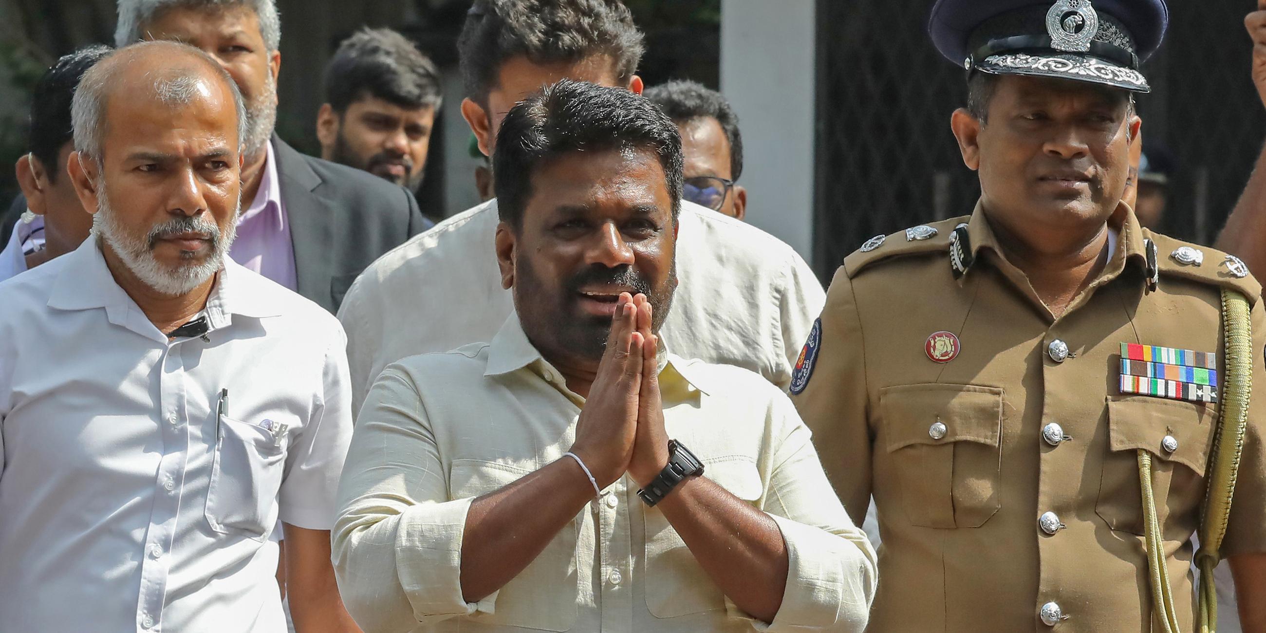 Sri Lankas Präsident Anura Kumara Dissanayake (Mitte) verlässt ein Wahllokal, nachdem er seine Stimme für die Parlamentswahlen in einem Wahllokal in Colombo, Sri Lanka, abgegeben hat