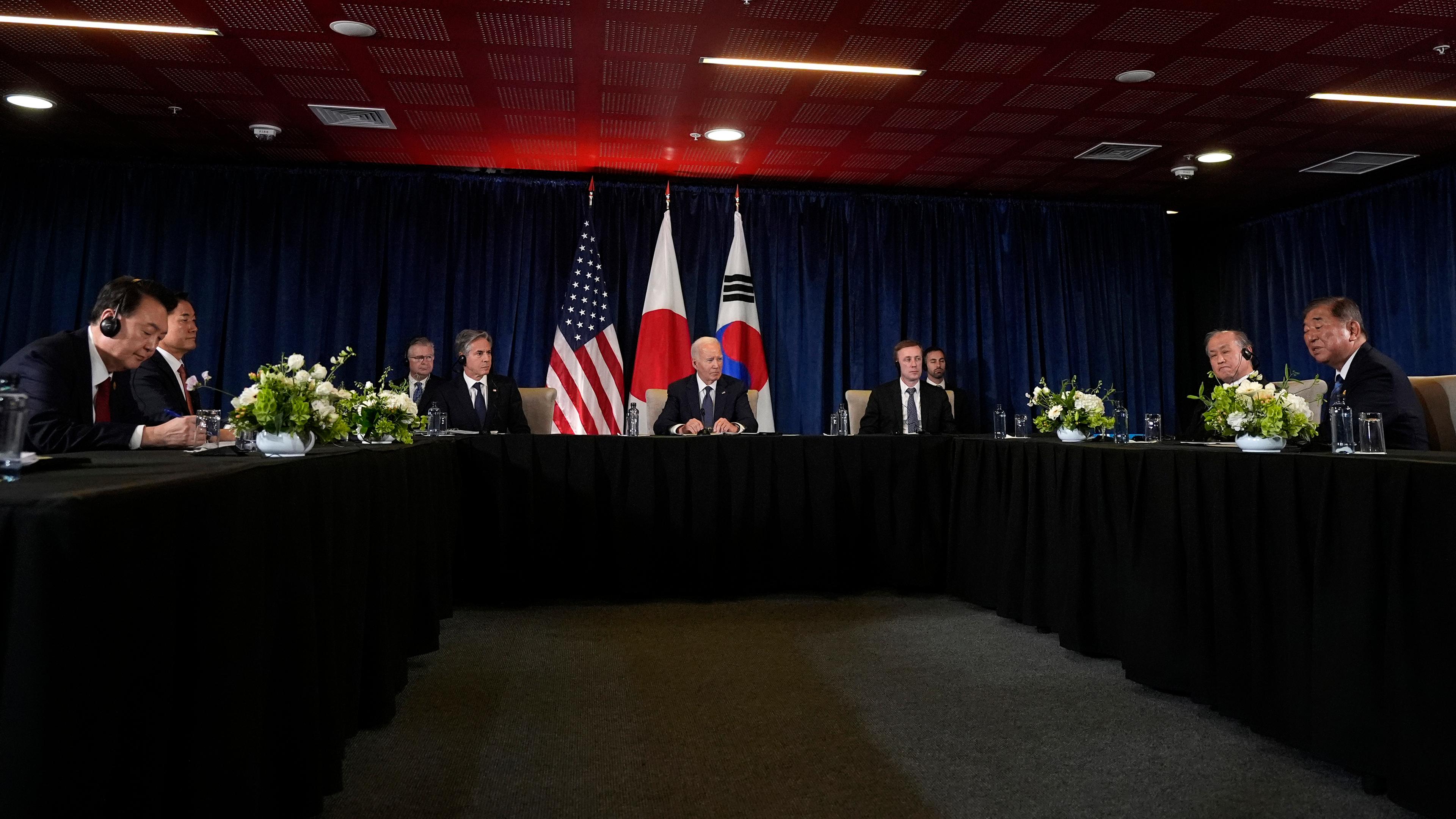 US-Präsident Joe Biden bei einem trilateralen Treffen mit Japans Premierminister Shigeru Ishiba und dem südkoreanischen Präsidenten Yoon Suk Yeol