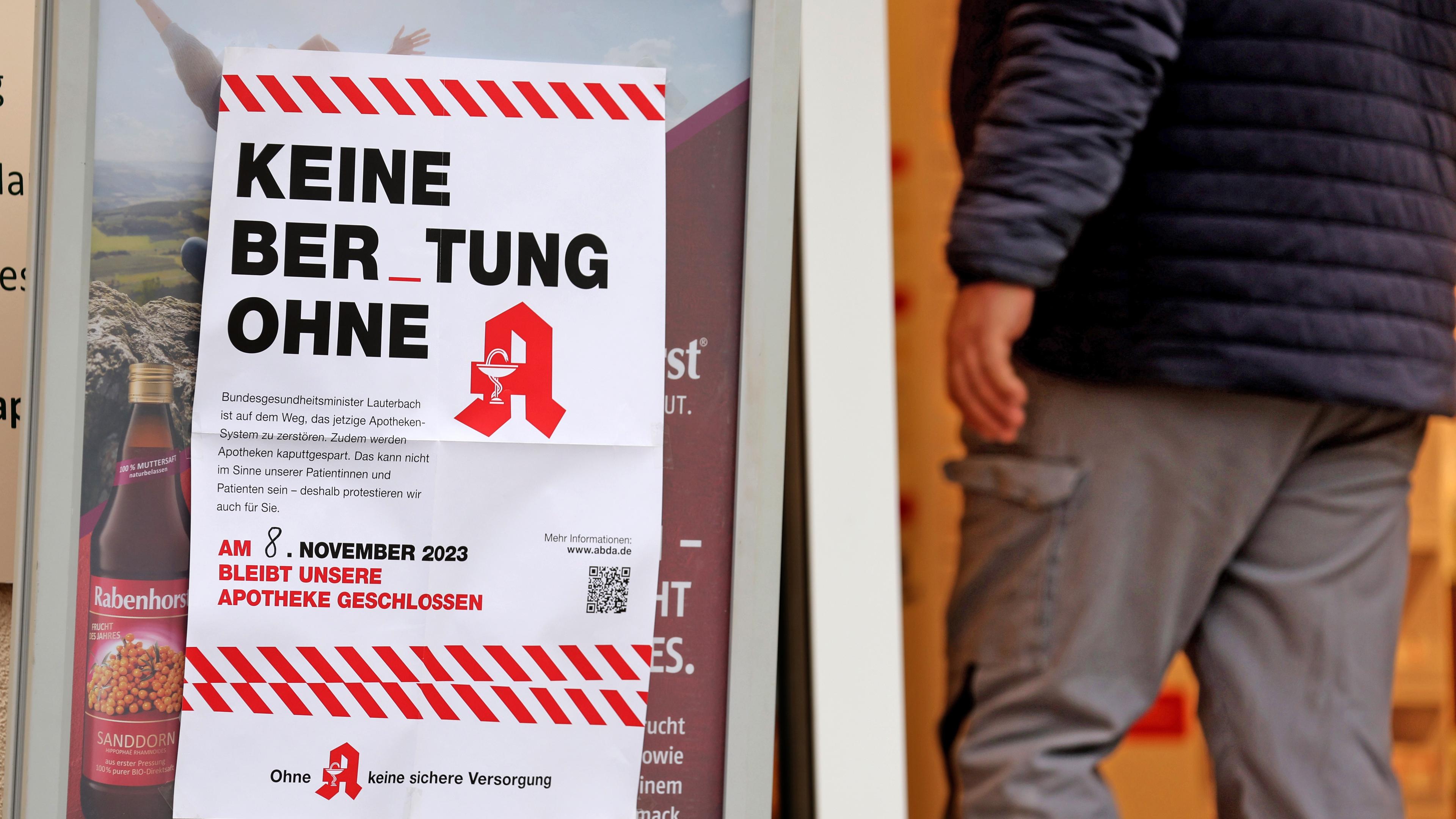 Ein Schild an einer Tür mit der Aufschrift "keine Beratung ohne Apotheke".