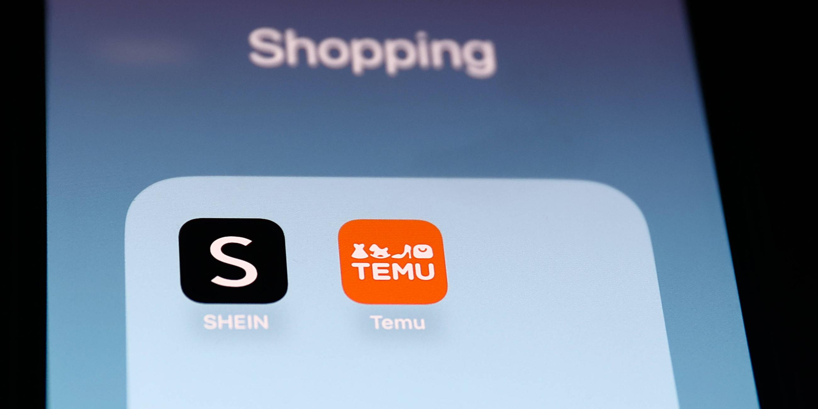 Auf einem Smatphone-Display sind die Apps von Shein und Temu angezeigt.