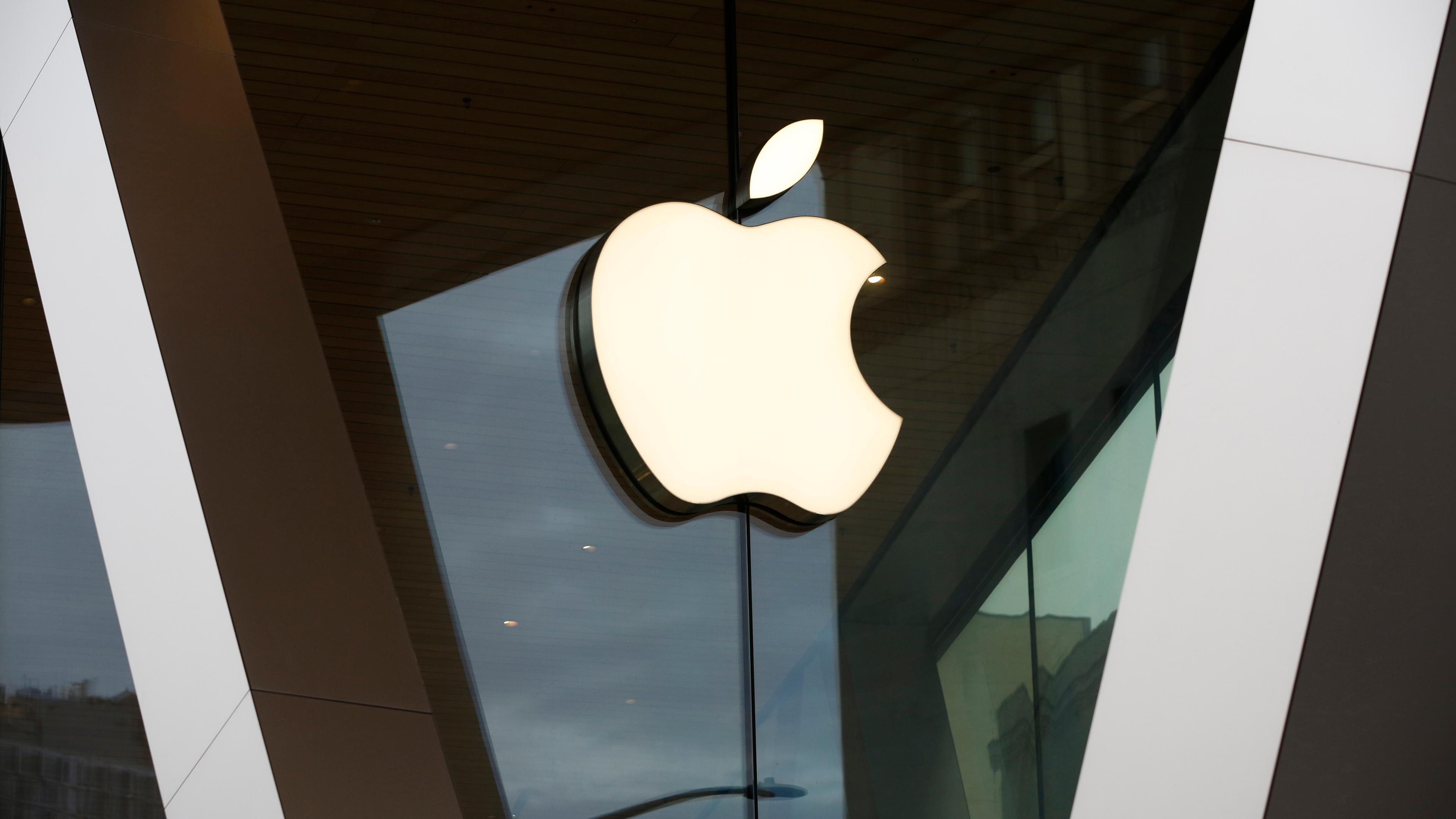 Das Apple Logo an der Fassade vom  Apple Store in New york
