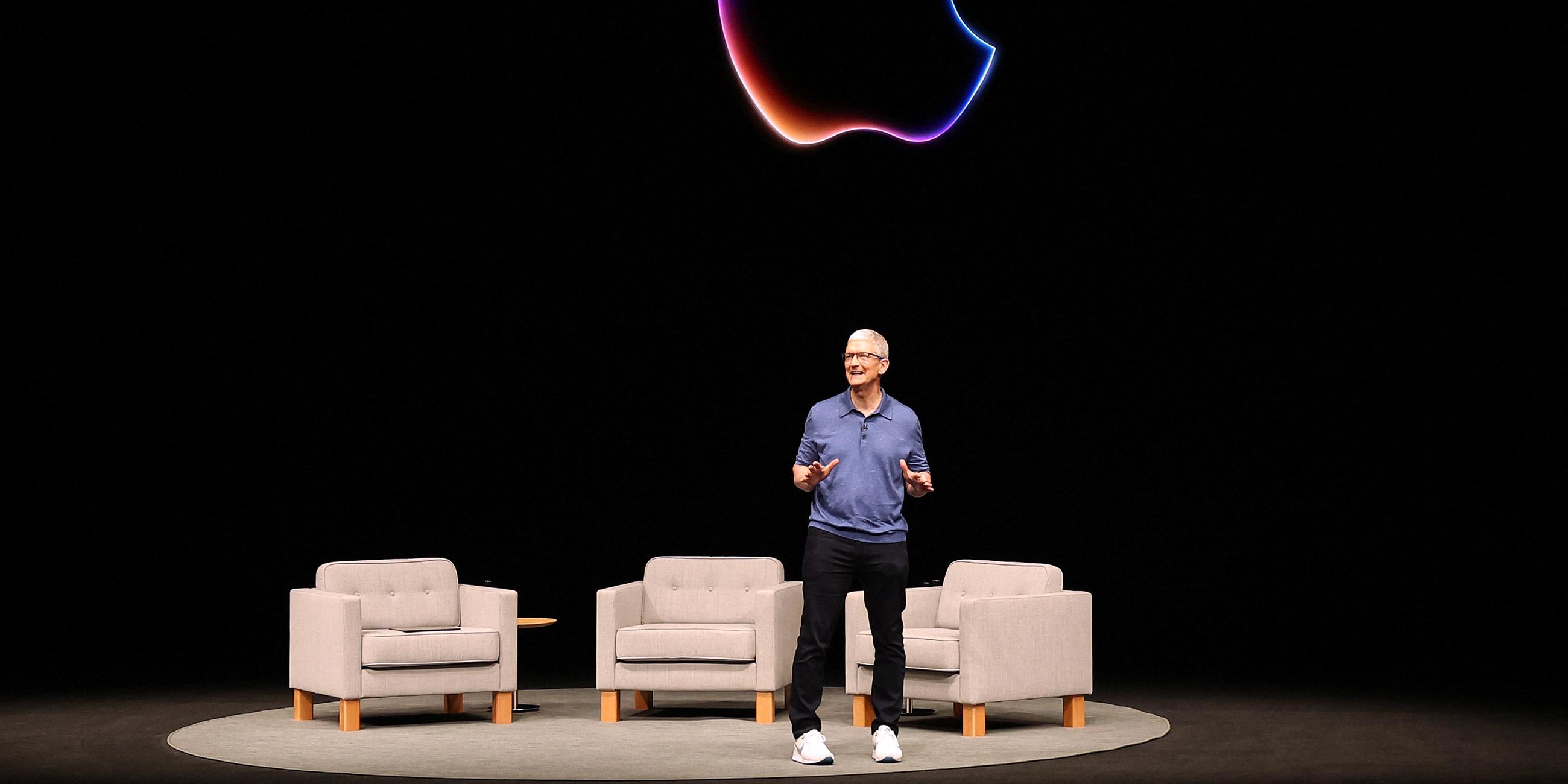 Apple-CEO Tim Cook veröffentlicht unter einem riesigen Apple-Logo neue Funktionen für Produkte in Cupertino.