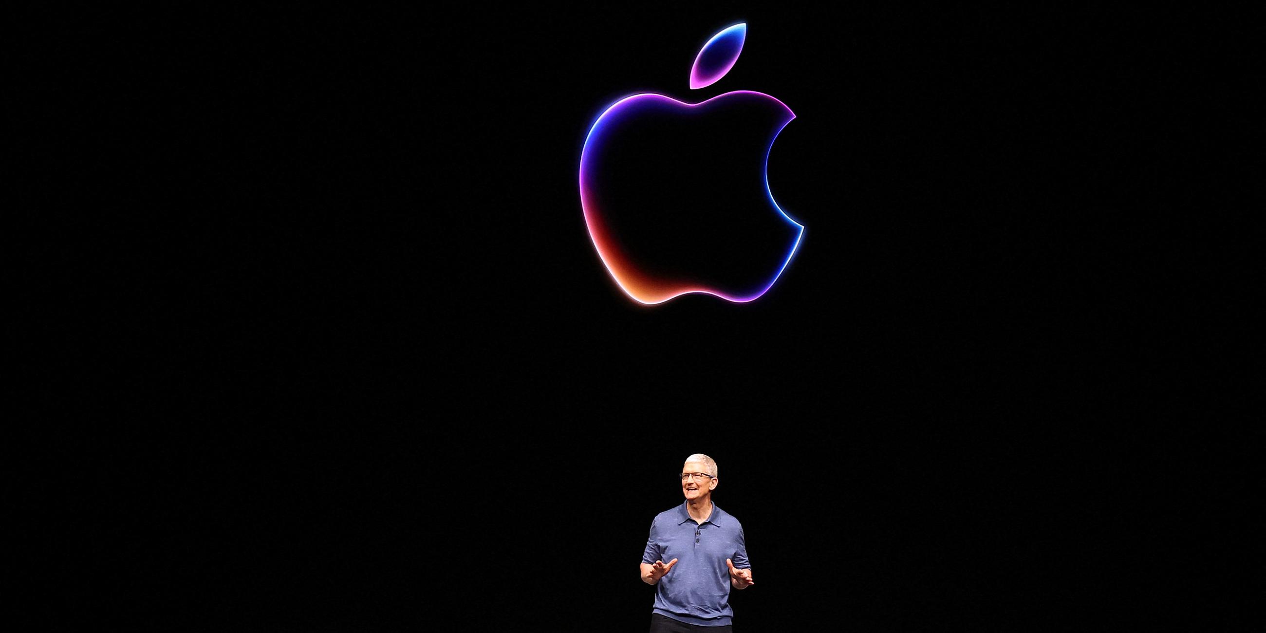 Apple CEO Tim Cook stellt auf einer Bühne bei der Entwicklerkonferenz WWDC die neue KI "Apple Intelligence" vor.
