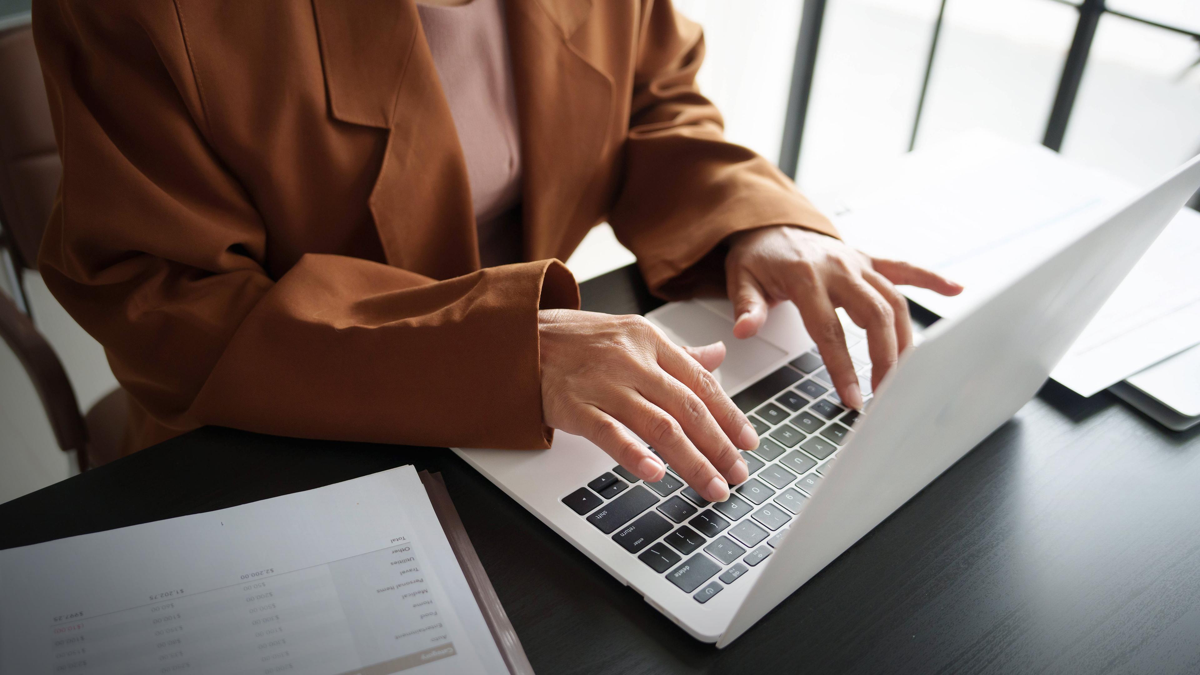 Eine Frau arbeitet am Laptop