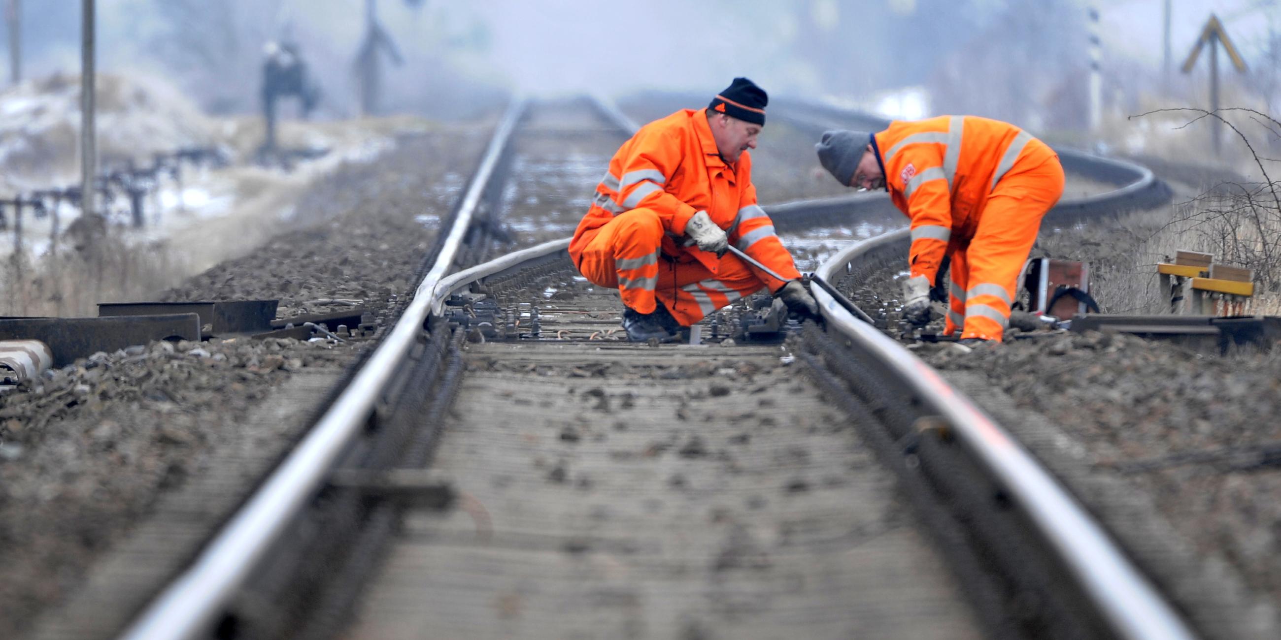 Gefährlicher Job bei der Bahn: Arbeiten am Gleis (Symbolbild).