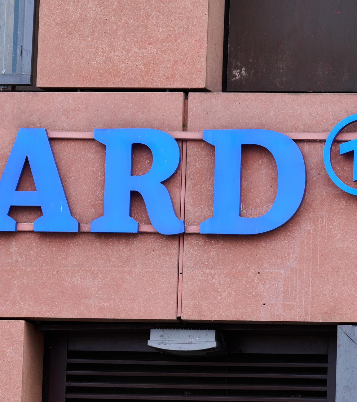 Berlin: ARD Logo auf dem Haus des ARD-Hauptstadtstudios.