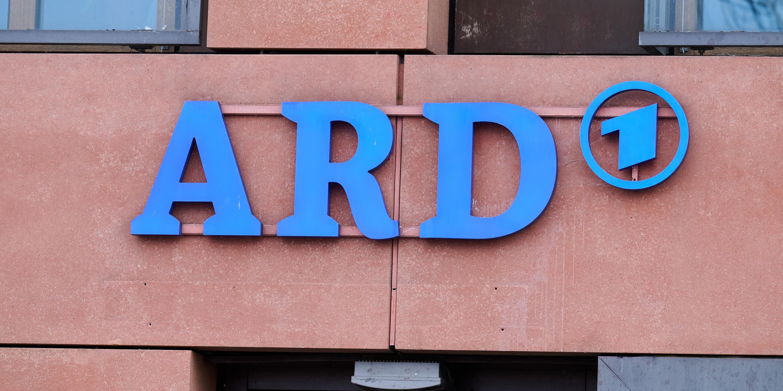 Berlin: ARD Logo auf dem Haus des ARD-Hauptstadtstudios.