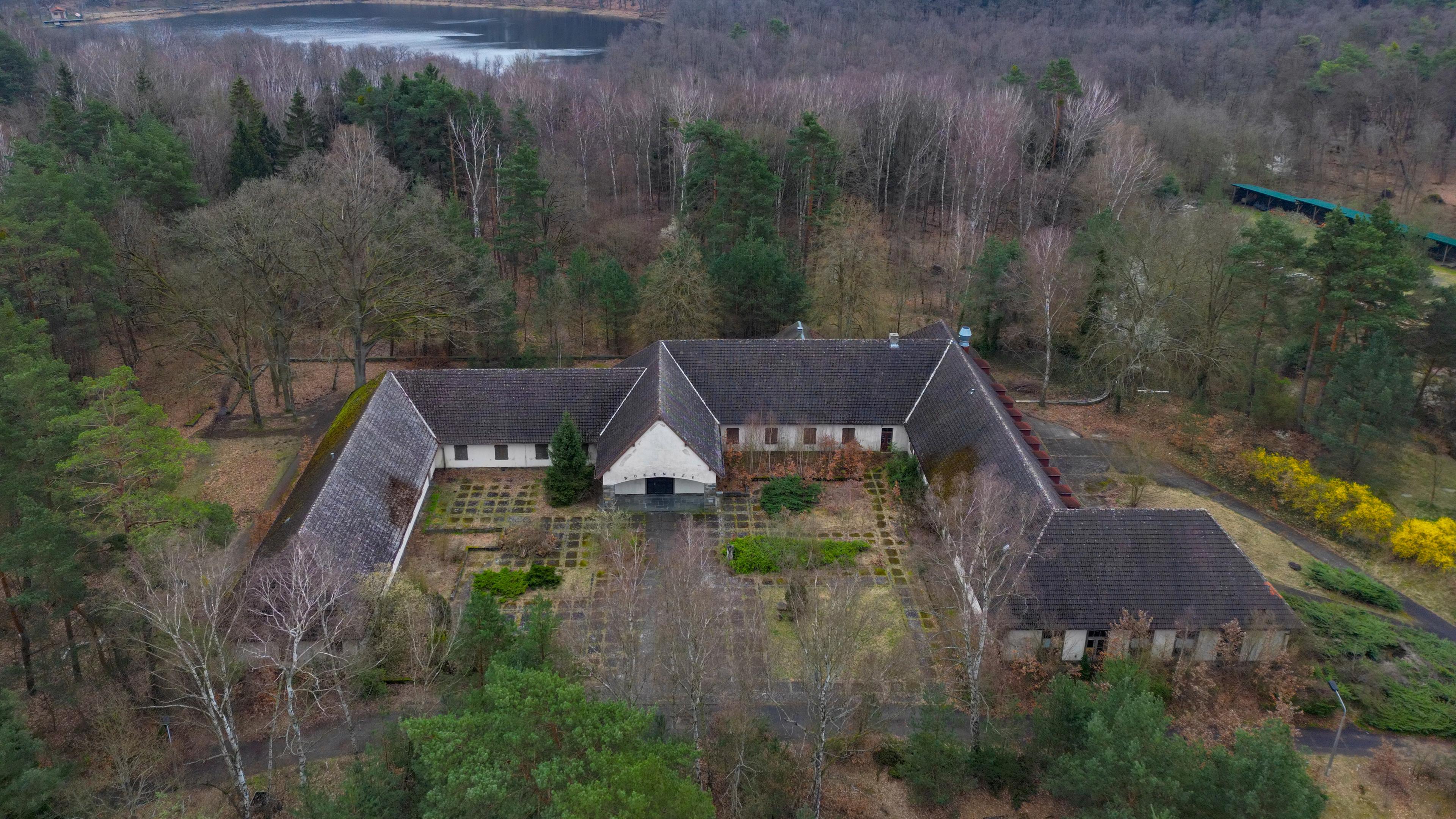  Die ehemalige Villa von Reichpropaganda-Minister Joseph Goebbels auf dem Areal am Bogensee (Luftaufnahme mit einer Drohne). 