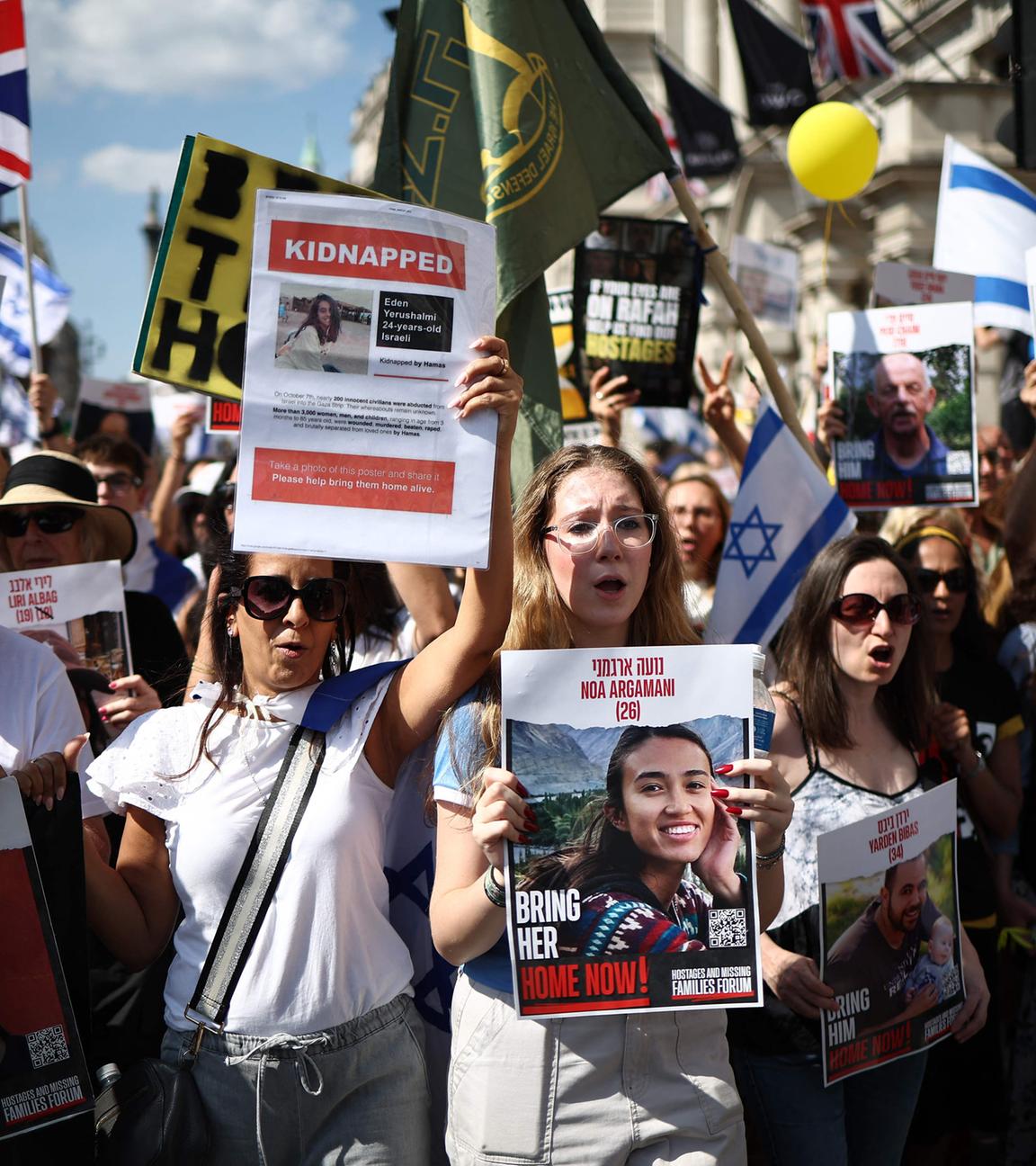 Demonstranten mit Plakaten, darunter eines mit der Geisel Noa Argamani 
