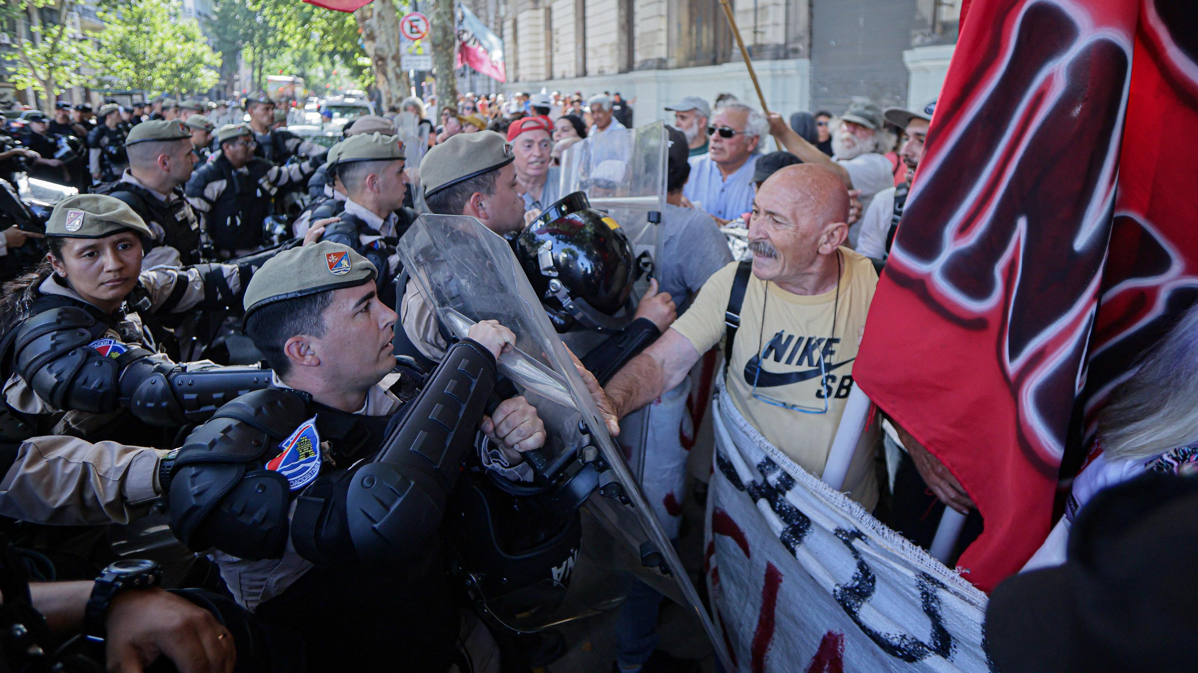 Soziale Bewegungen protestieren gegen Präsident Javier Milei in Buenos Aires