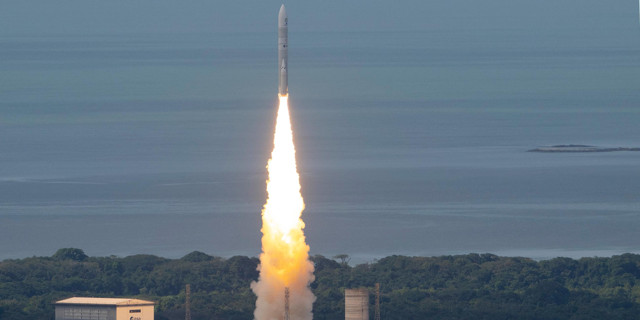 Die Satellitenträgerrakete Ariane 6 der Europäischen Weltraumorganisation (ESA) ist vor ihrem Jungfernstart im Raumfahrtzentrum Guayana in Kourou, Französisch-Guayana